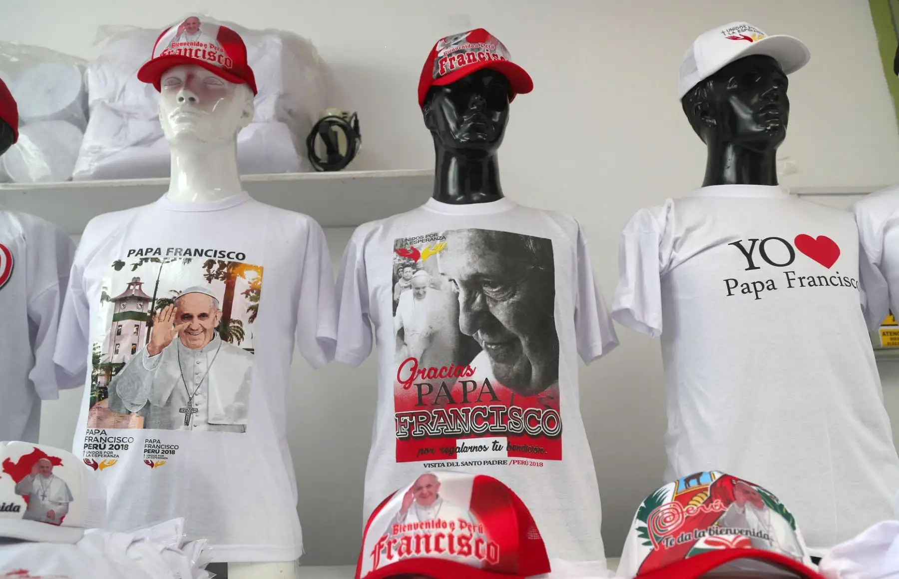 Polos alusivos al papa Francisco. Foto: EFE