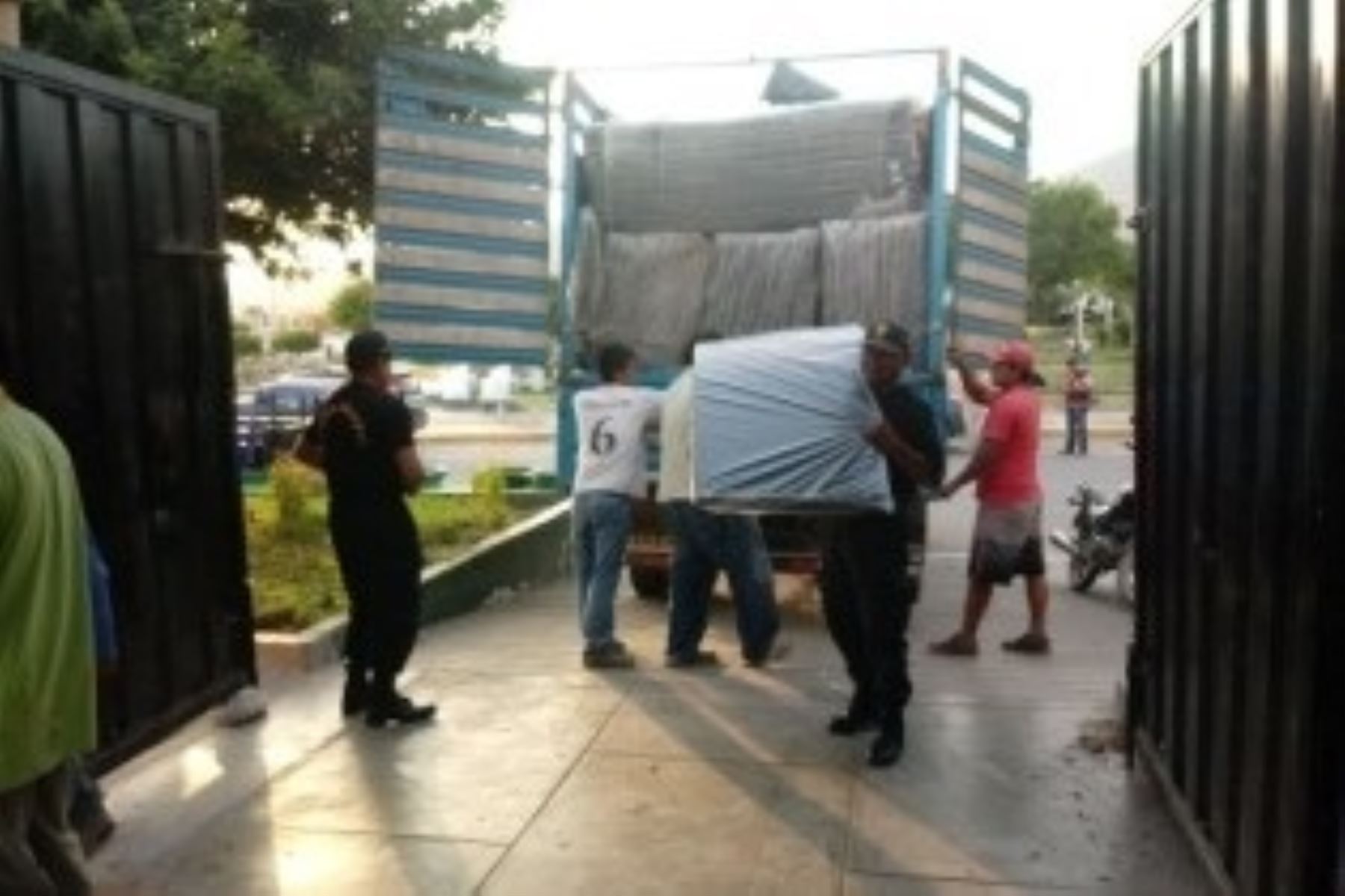 Policía Nacional resguarda vehículos que trasladan ayuda para damnificados.