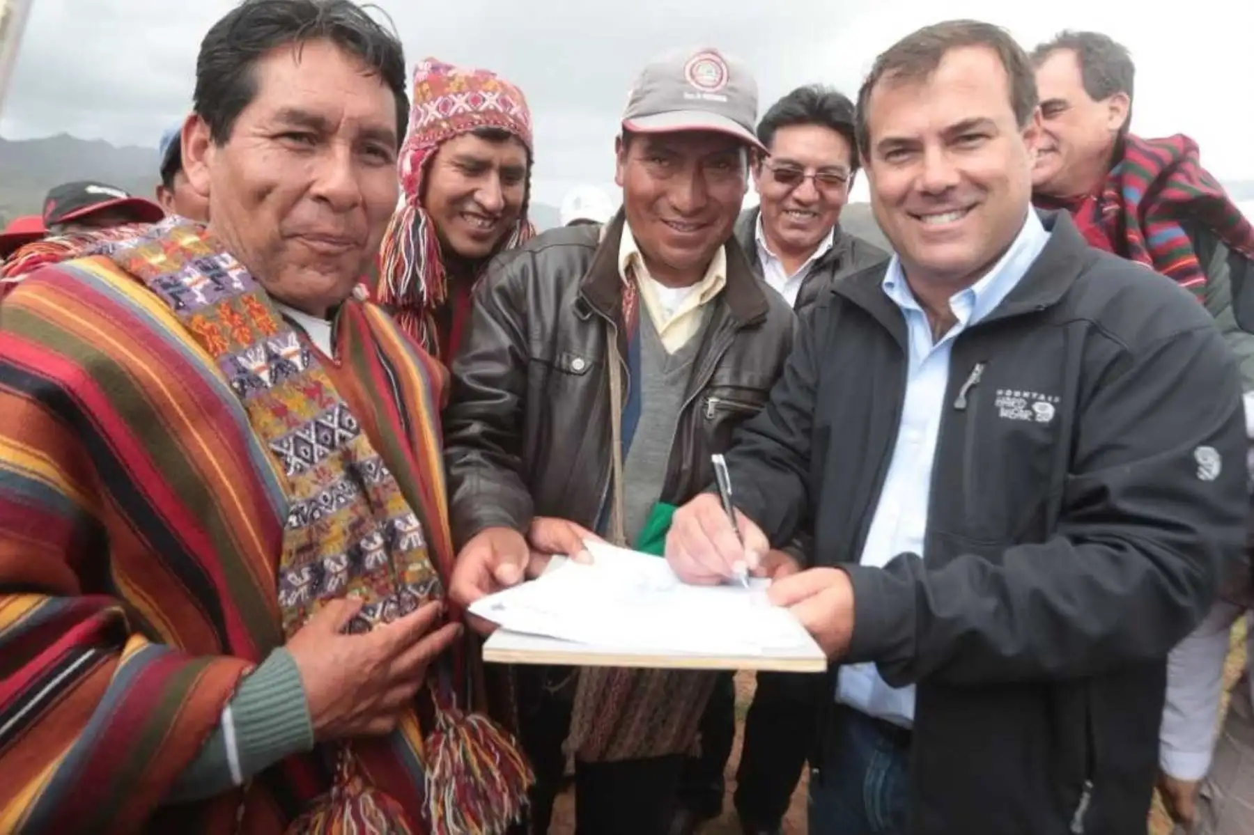 El ministro de Transportes y Comunicaciones, Bruno Giuffra Monteverde, arribó hoy al distrito de Chinchero, en la provincia cusqueña de Urubamba, para continuar el diálogo con las comunidades campesinas sobre el proyecto del aeropuerto internacional.