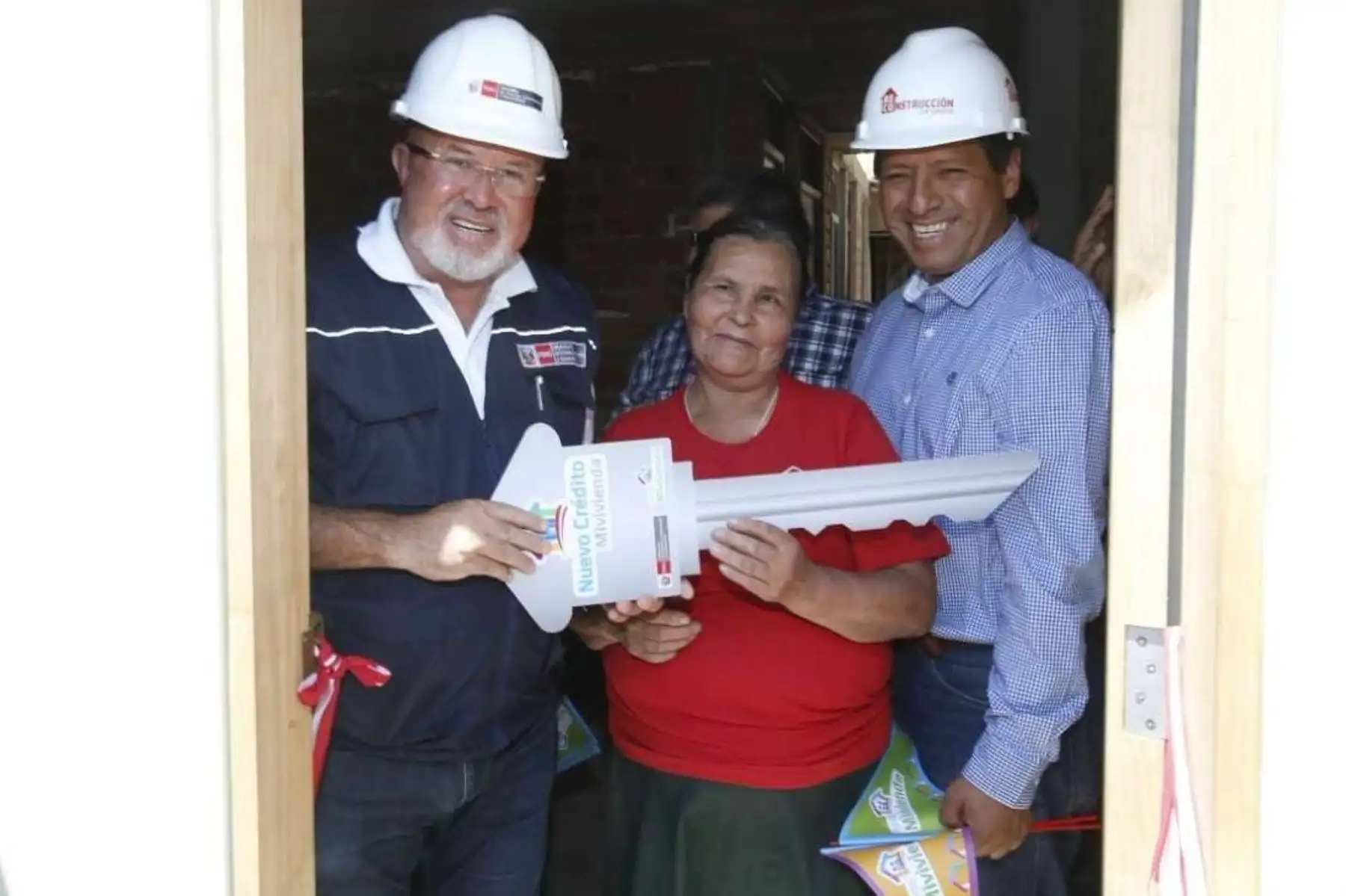 Como parte del proceso de Reconstrucción con Cambios en el norte del país, el ministro de Vivienda, Construcción y Saneamiento, Carlos Bruce, entregó las primeras viviendas reconstruidas de material noble a las familias damnificadas de la Urbanización Popular de Interés Social “César Vallejo", en el distrito de Chiclayo (Lambayeque), que fueron afectadas por El Niño Costero.