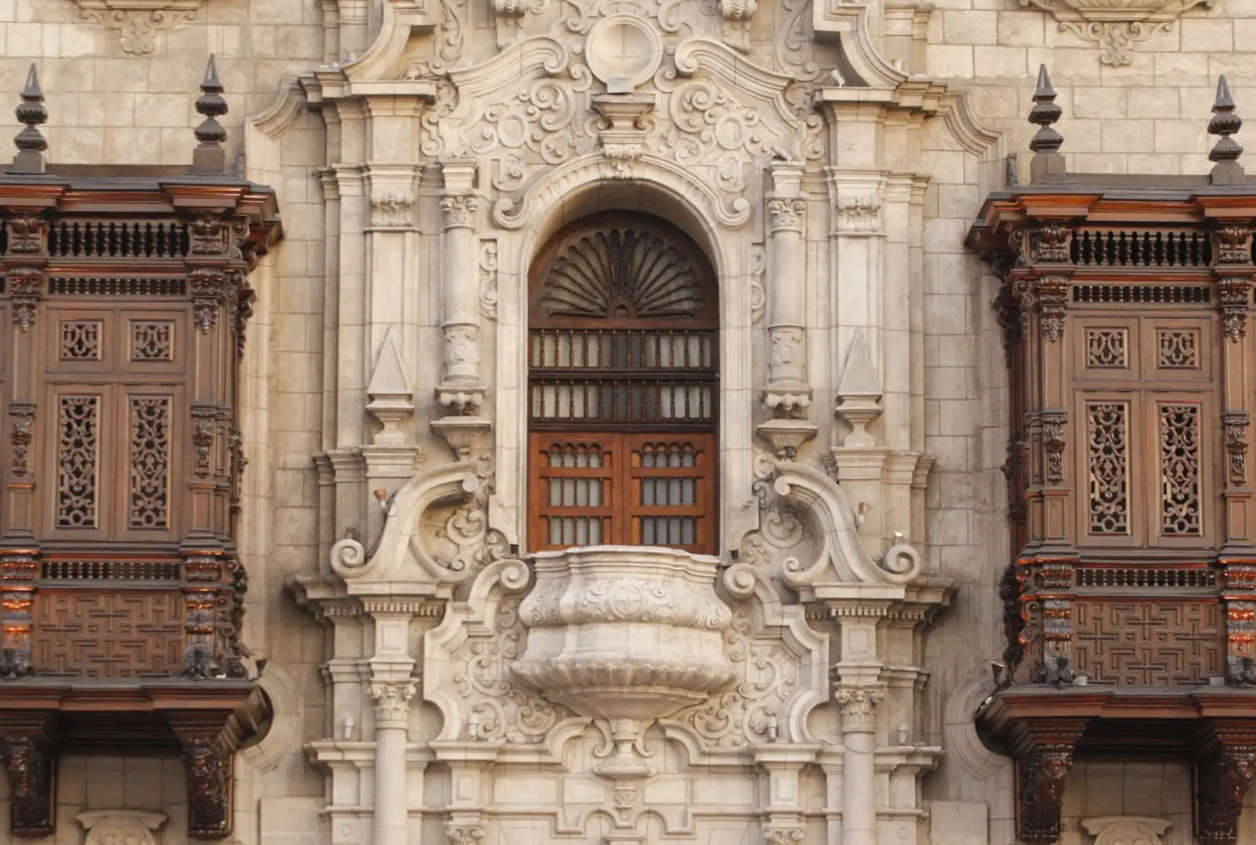 Desde este balcón del Palacio Arzobispal el Papa Francisco rezará el ángelus, este mediodía. Foto: ANDINA/Eddy Ramos.