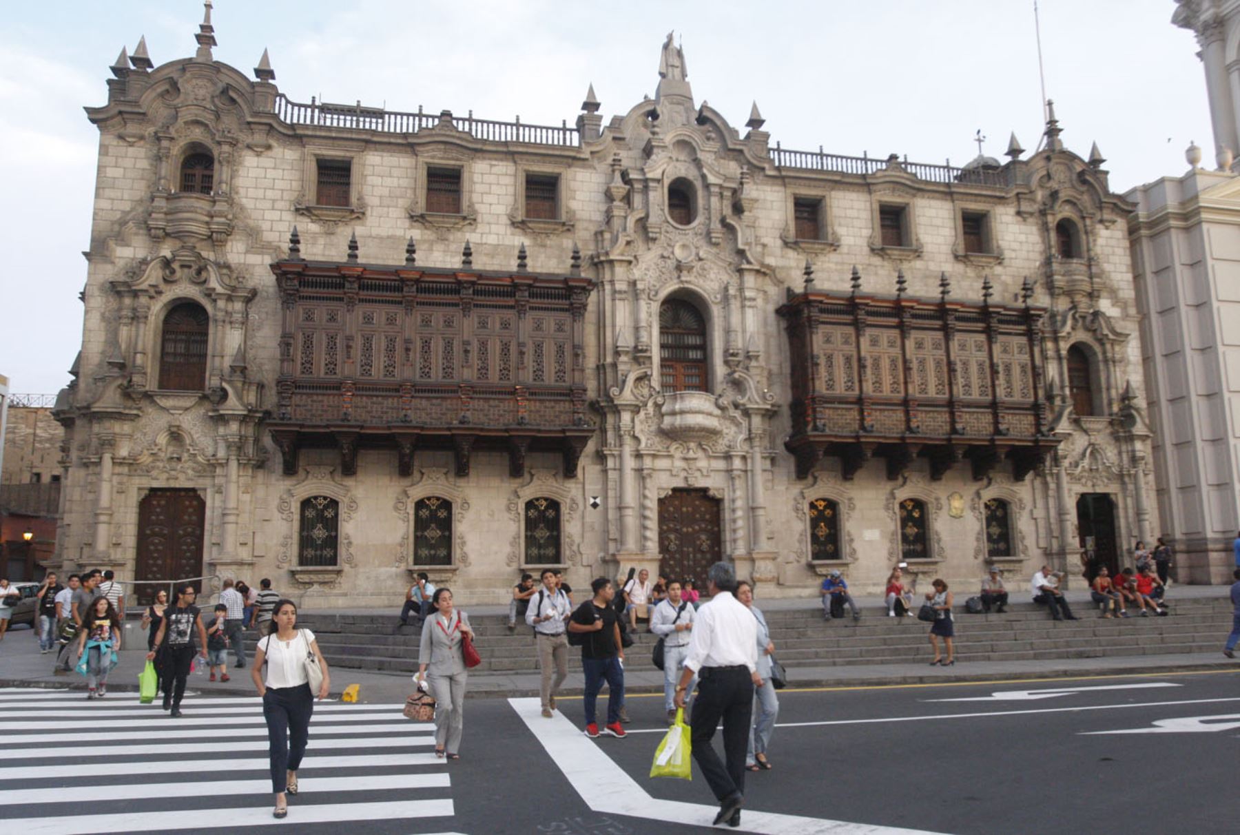 Lima, Perú. Enero. El Palacio Arzobispal,  que hoy es un museo, está ubicado en una de las esquinas de la Plaza de Armas de Lima. Foto: ANDINA/Eddy Ramos.
