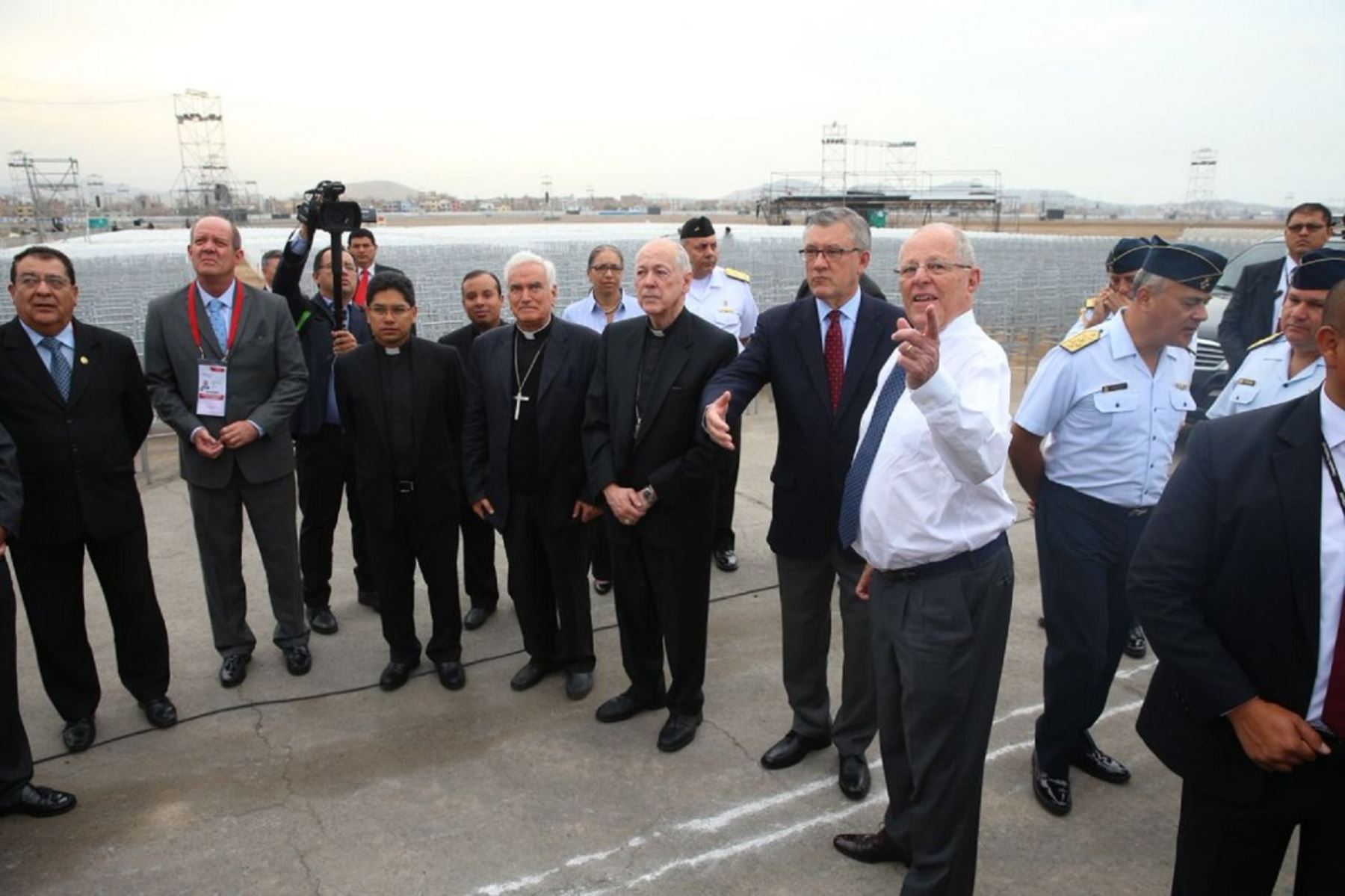 Presidente Pedro Pablo Kuczynski inspeccionó base aérea Las Palmas, donde el Papa Francisco oficiará misa multitudinaria.