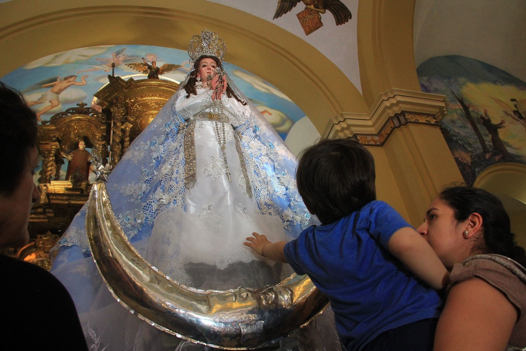 Devotos de Trujillo forman largas colas para venerar a Virgen de la Puerta de Otuzco por visita del Papa Francisco. ANDINA/Luis Puell