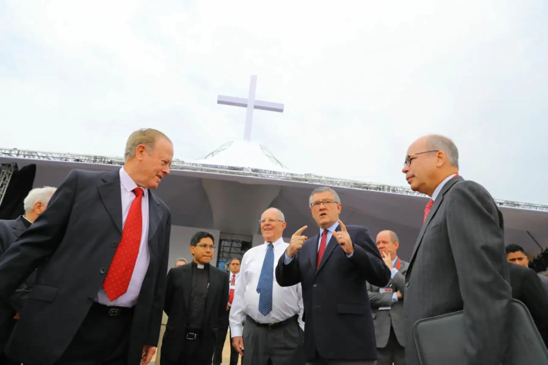 LIMA PERÚ - ENERO 17.  Presidente Kuczynski inspecciona las obras de Acondicionamiento de la Base Las Palmas para la Misa del Papa Francisco. Foto: ANDINA/Prensa Presidencia