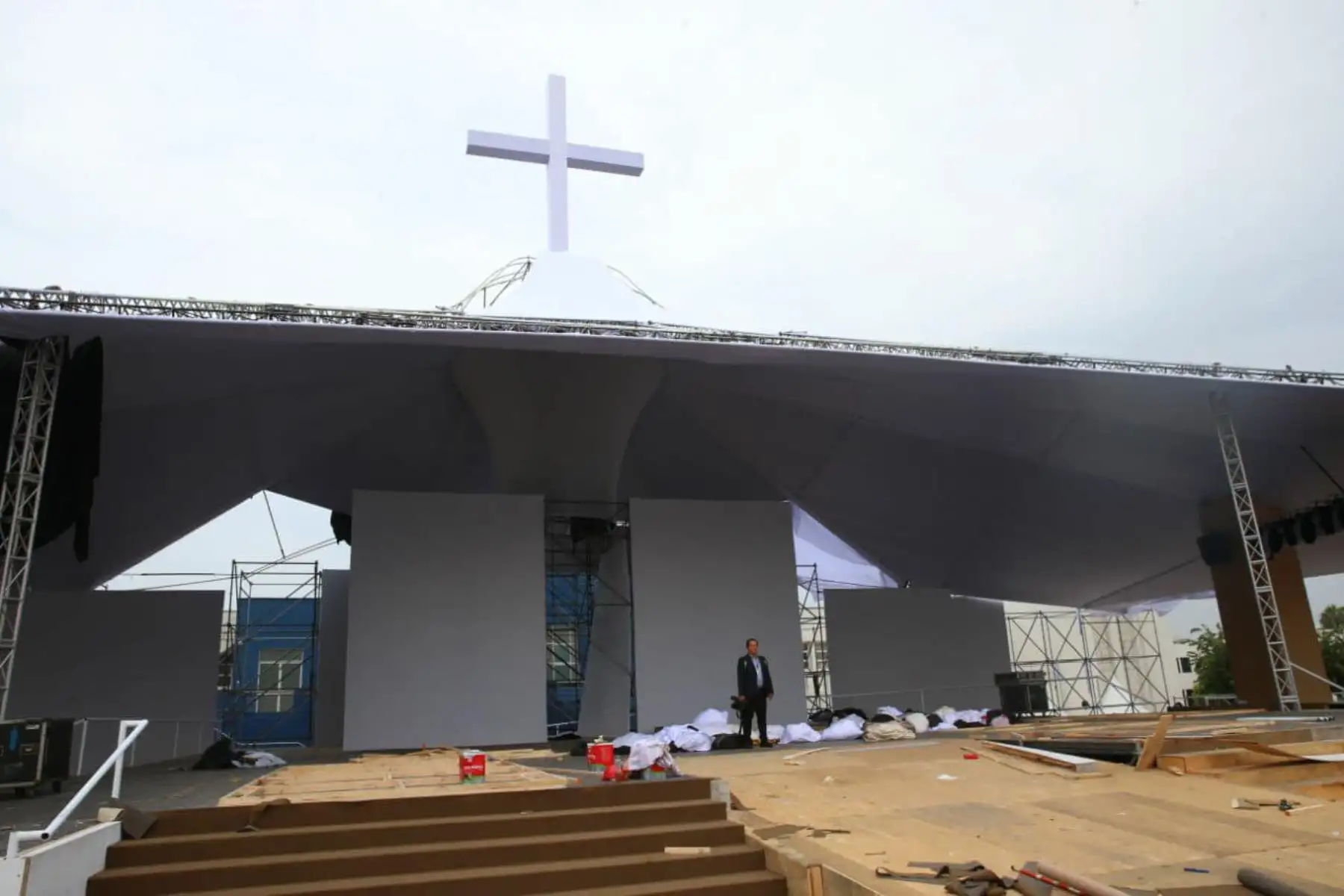 LIMA PERÚ - ENERO 17.  Presidente Kuczynski inspecciona las obras de Acondicionamiento de la Base Las Palmas para la Misa del Papa Francisco. Foto: ANDINA/Prensa Presidencia
