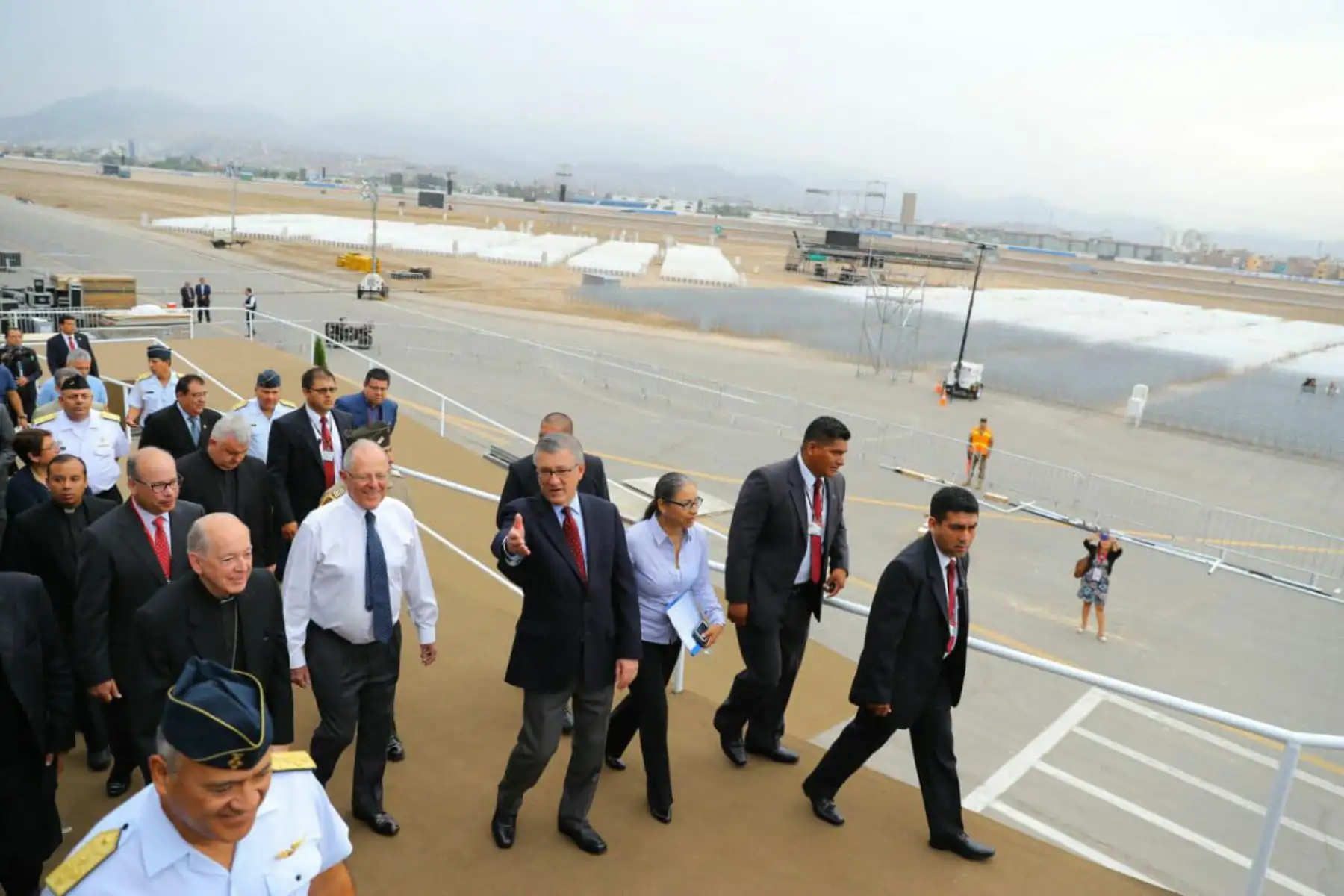 LIMA PERÚ - ENERO 17.  Presidente Kuczynski inspecciona las obras de Acondicionamiento de la Base Las Palmas para la Misa del Papa Francisco. Foto: ANDINA/Prensa Presidencia