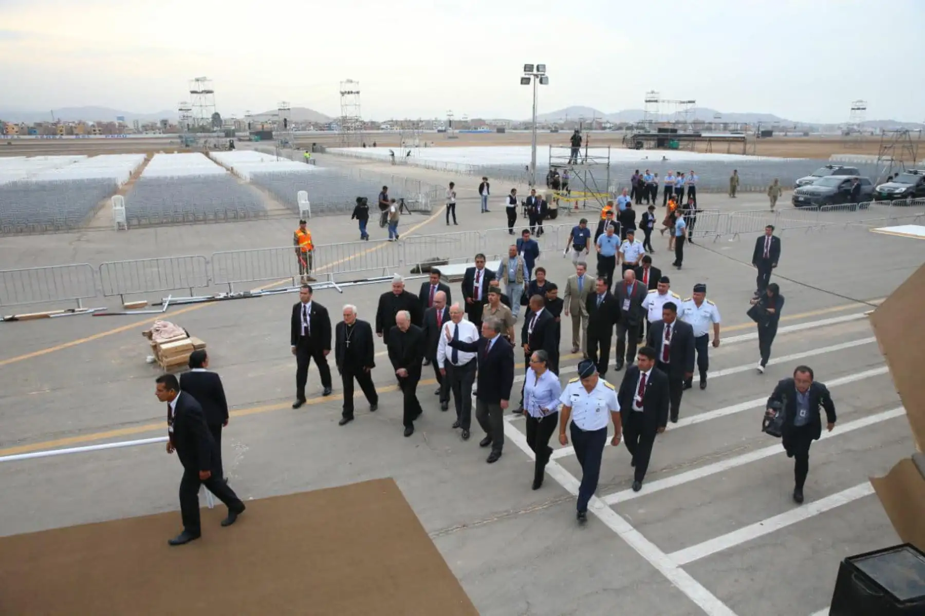 LIMA PERÚ - ENERO 17.  Presidente Kuczynski inspecciona las obras de Acondicionamiento de la Base Las Palmas para la Misa del Papa Francisco. Foto: ANDINA/Prensa Presidencia