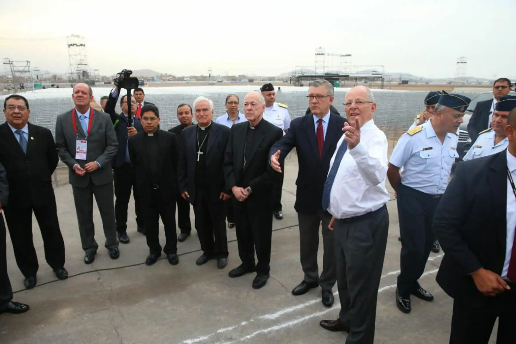 LIMA PERÚ - ENERO 17.  Presidente Kuczynski inspecciona las obras de Acondicionamiento de la Base Las Palmas para la Misa del Papa Francisco. Foto: ANDINA/Prensa Presidencia
