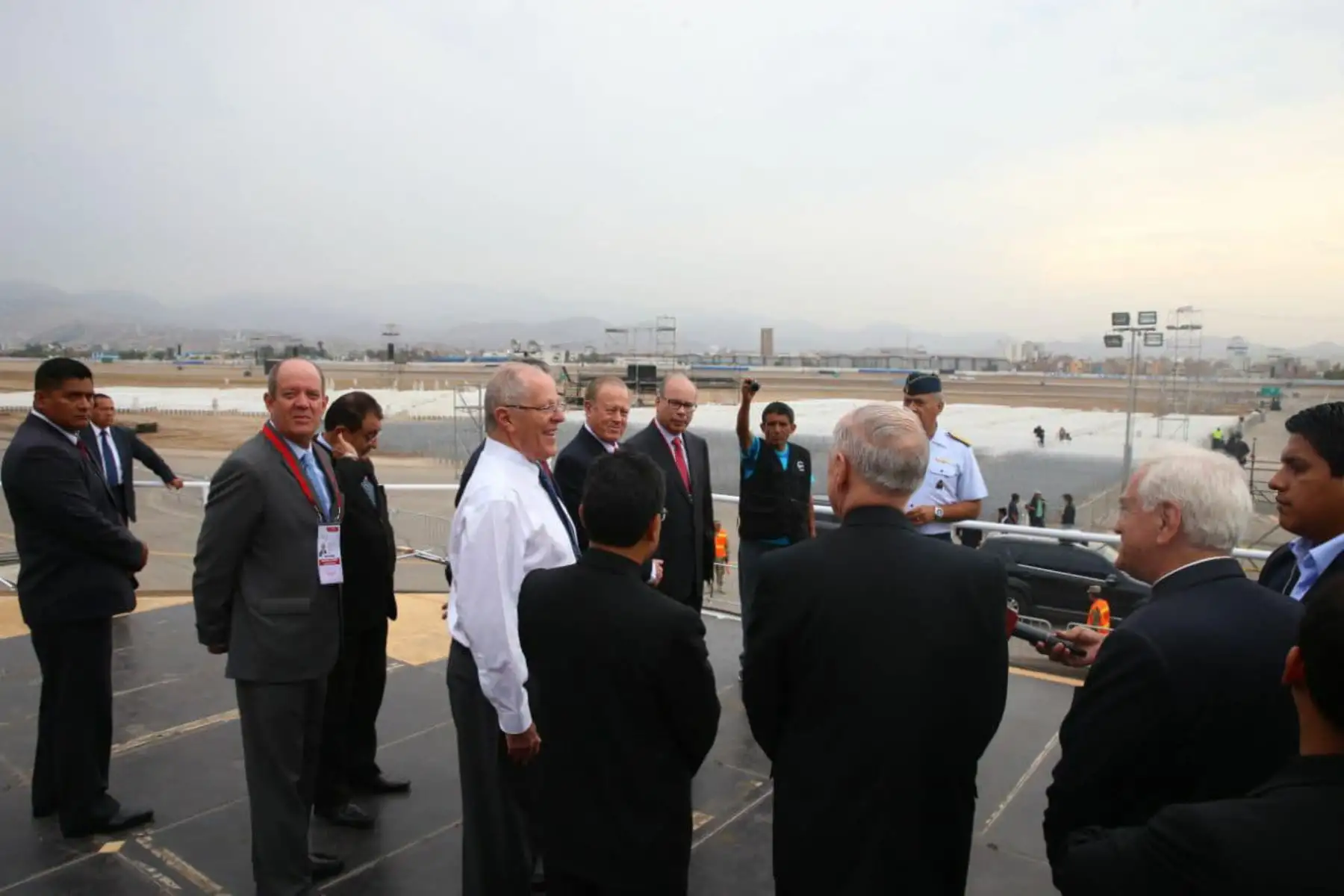 LIMA PERÚ - ENERO 17.  Presidente Kuczynski inspecciona las obras de Acondicionamiento de la Base Las Palmas para la Misa del Papa Francisco. Foto: ANDINA/Prensa Presidencia