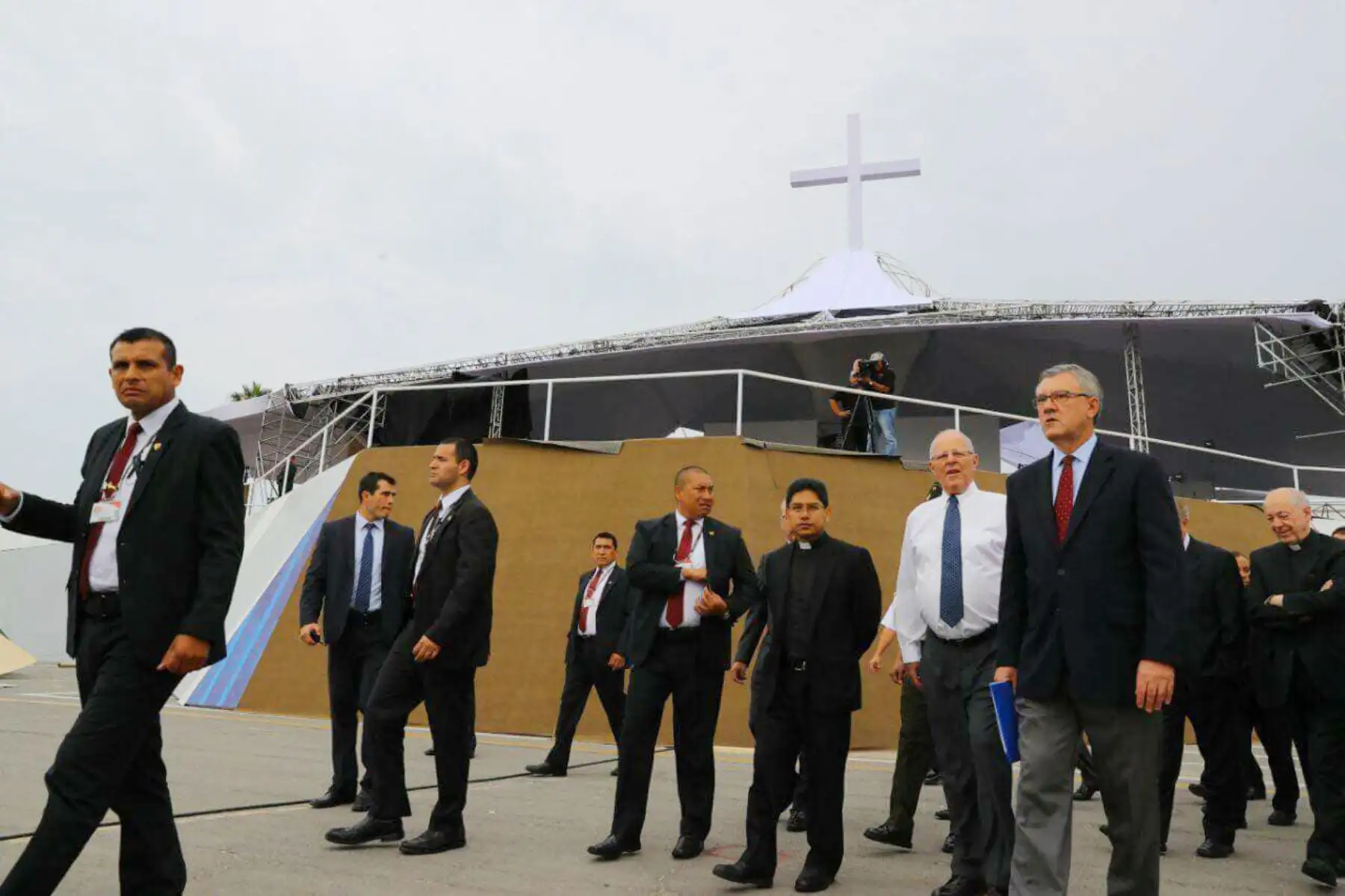 LIMA PERÚ - ENERO 17.  Presidente Kuczynski inspecciona las obras de Acondicionamiento de la Base Las Palmas para la Misa del Papa Francisco. Foto: ANDINA/Prensa Presidencia