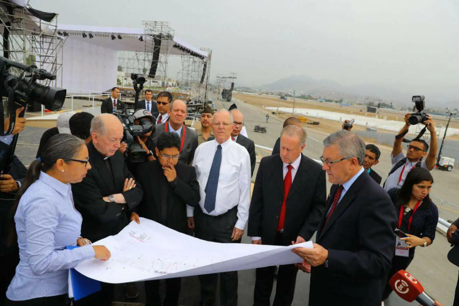 LIMA PERÚ - ENERO 17.  Presidente Kuczynski inspecciona las obras de Acondicionamiento de la Base Las Palmas para la Misa del Papa Francisco. Foto: ANDINA/Prensa Presidencia