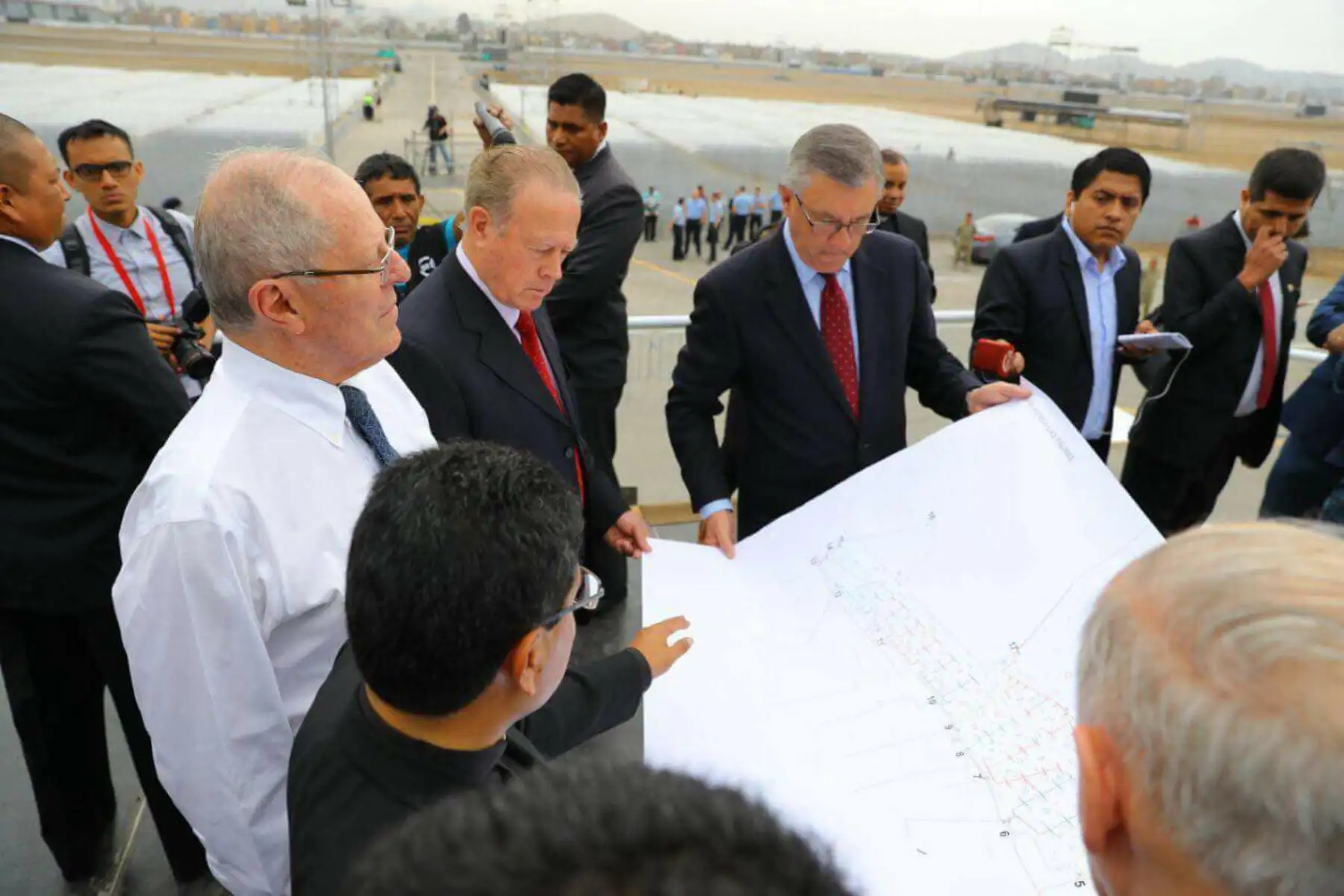 LIMA PERÚ - ENERO 17.  Presidente Kuczynski inspecciona las obras de Acondicionamiento de la Base Las Palmas para la Misa del Papa Francisco. Foto: ANDINA/Prensa Presidencia