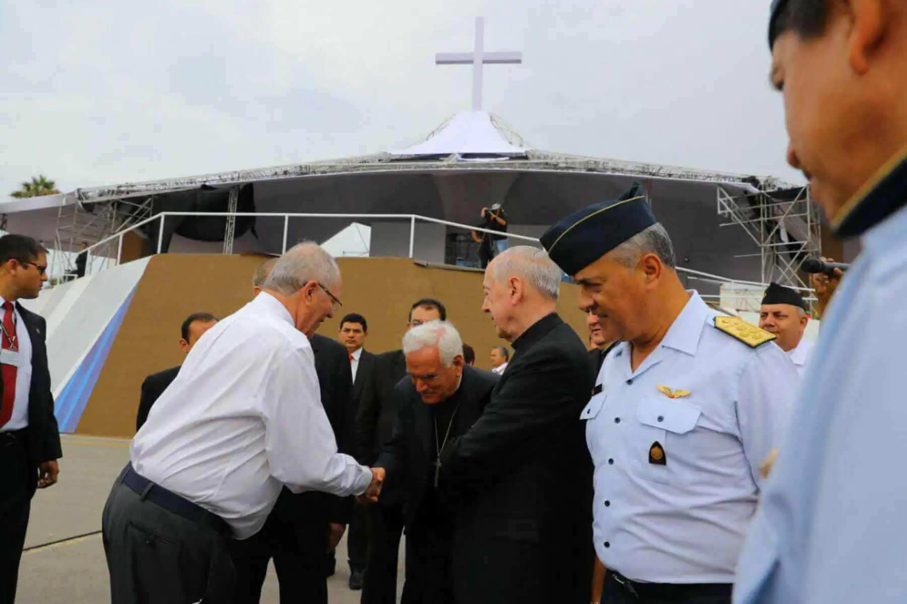 LIMA PERÚ - ENERO 17.  Presidente Kuczynski inspecciona las obras de Acondicionamiento de la Base Las Palmas para la Misa del Papa Francisco. Foto: ANDINA/Prensa Presidencia