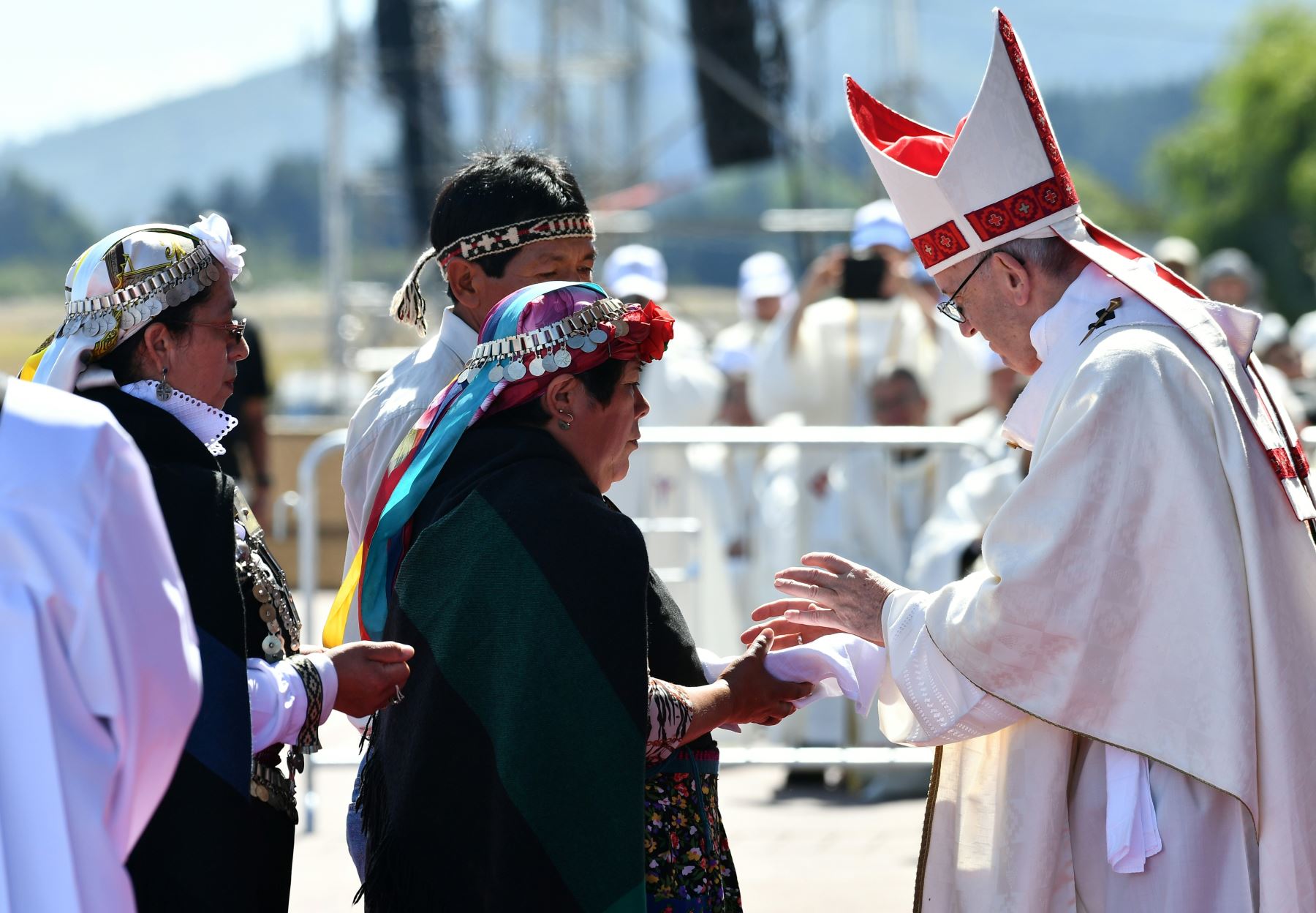 17/01/2018   Los mapuches participan en una misa al aire libre celebrada por el Papa Francisco en el aeropuerto Maquehue, en Temuco. Foto: AFP.