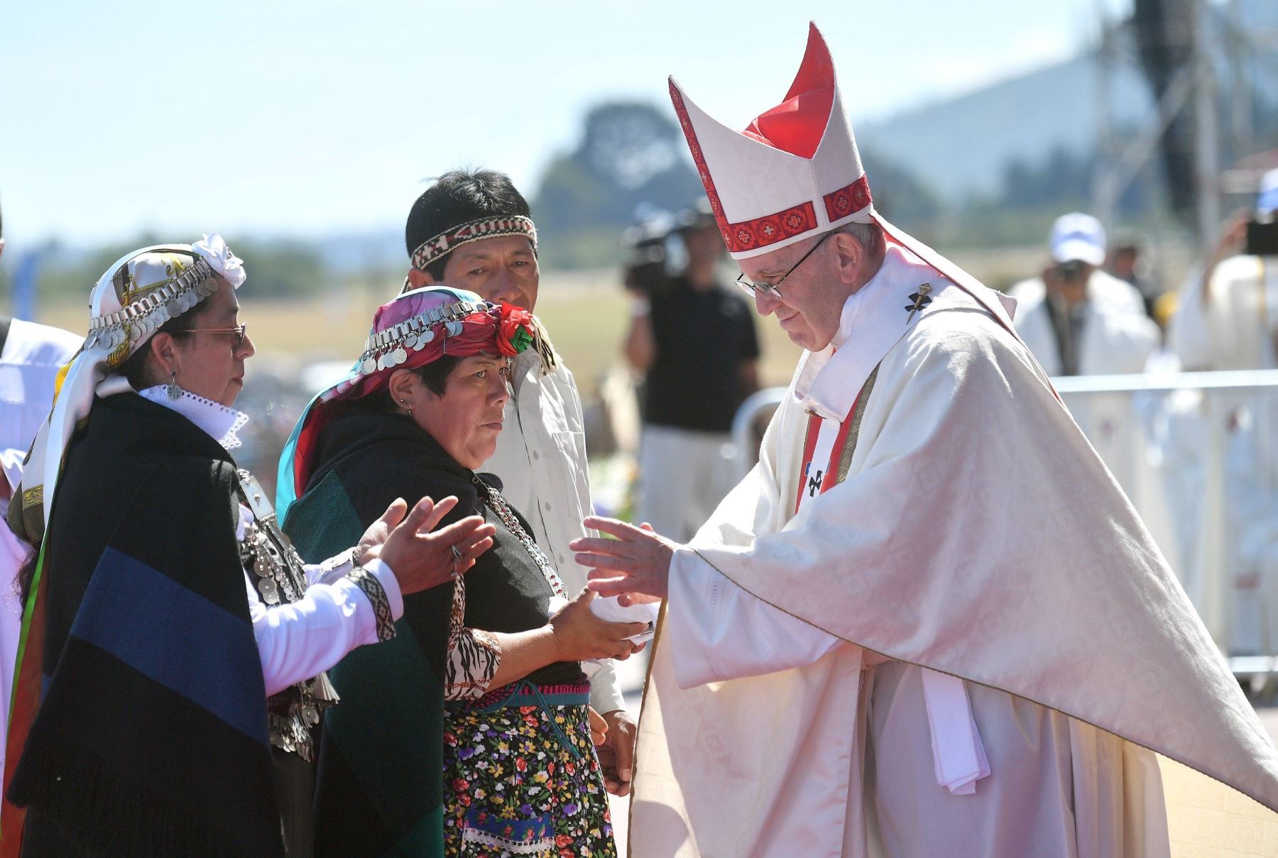 Papa recibe ofrenda de mapuches. Foto:efe