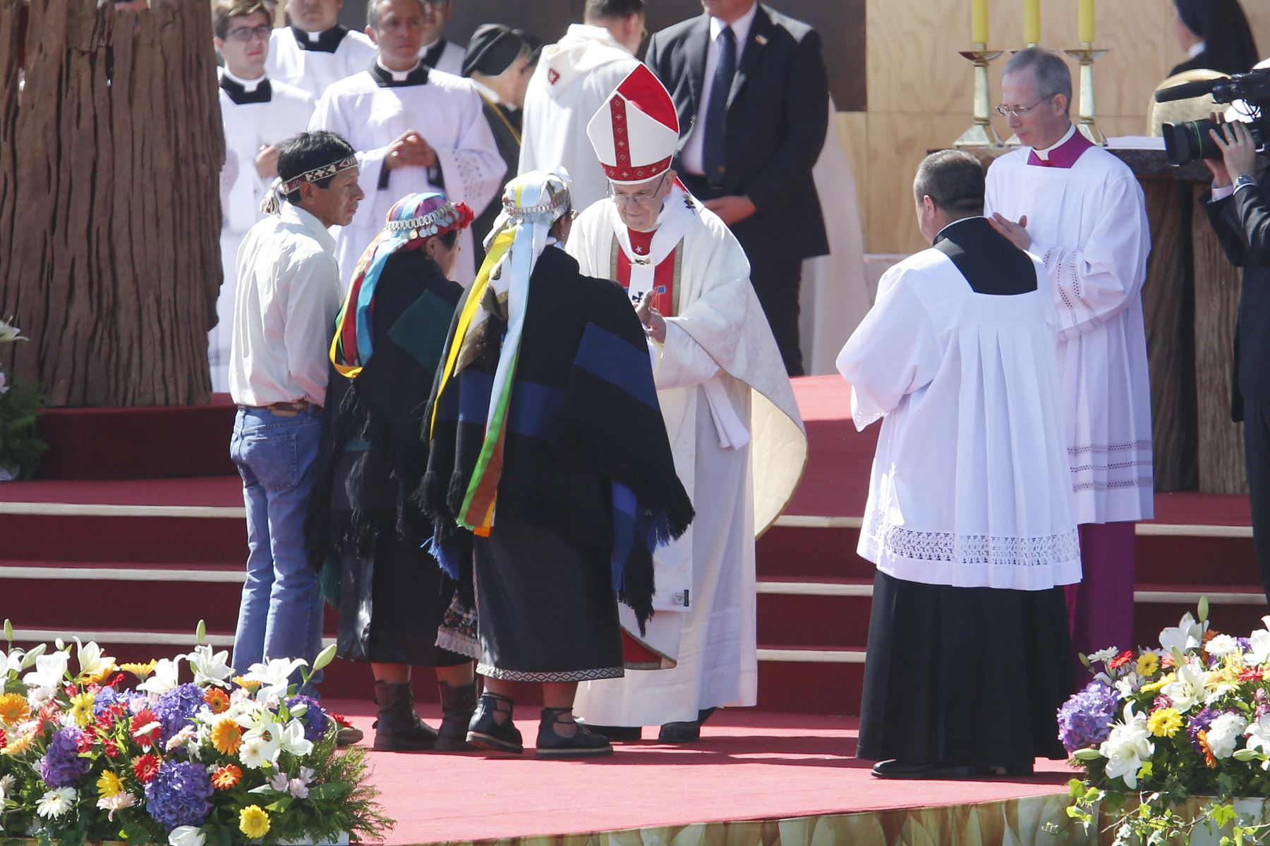 El Papa Francisco bendice una familia mapuche. Foto: EFE