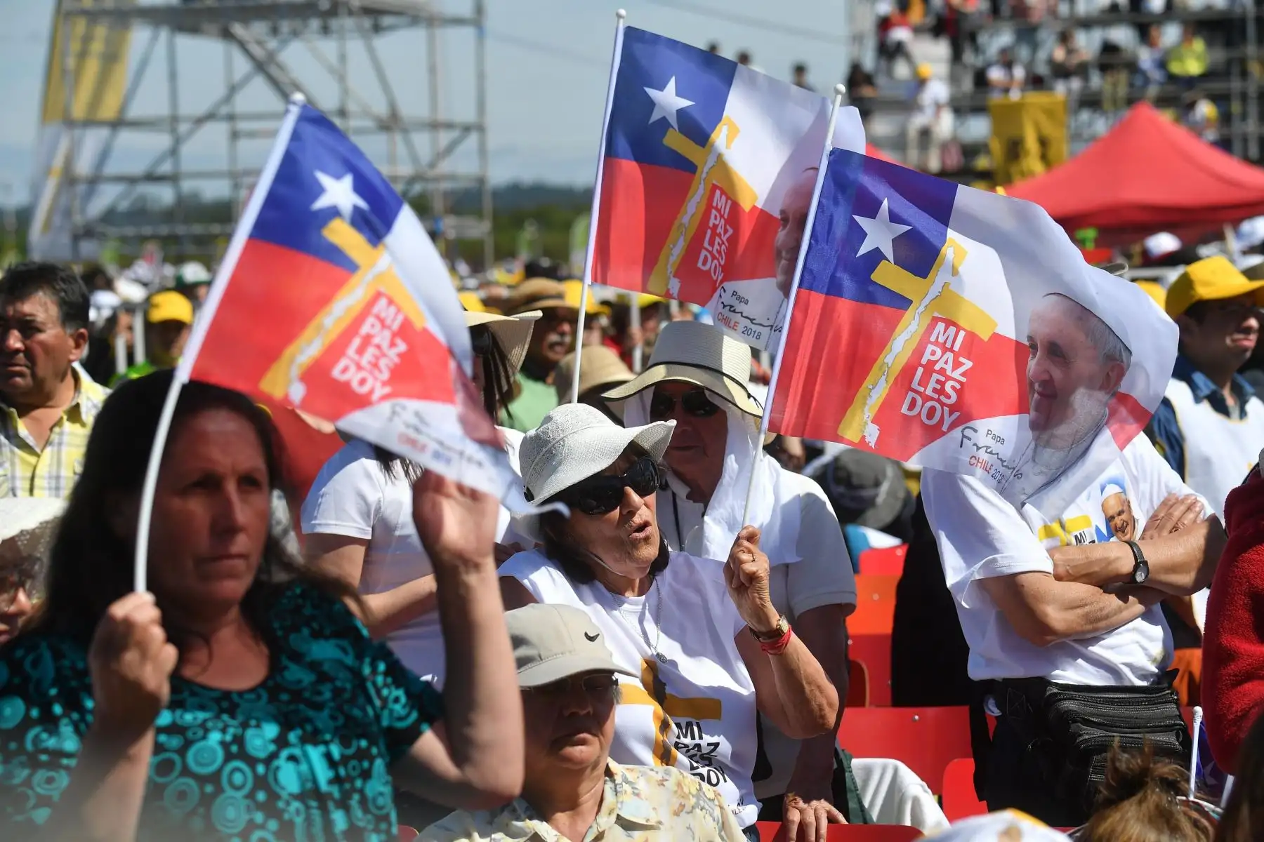 Fieles en el aeropuerto de Maquechue. Foto: EFE