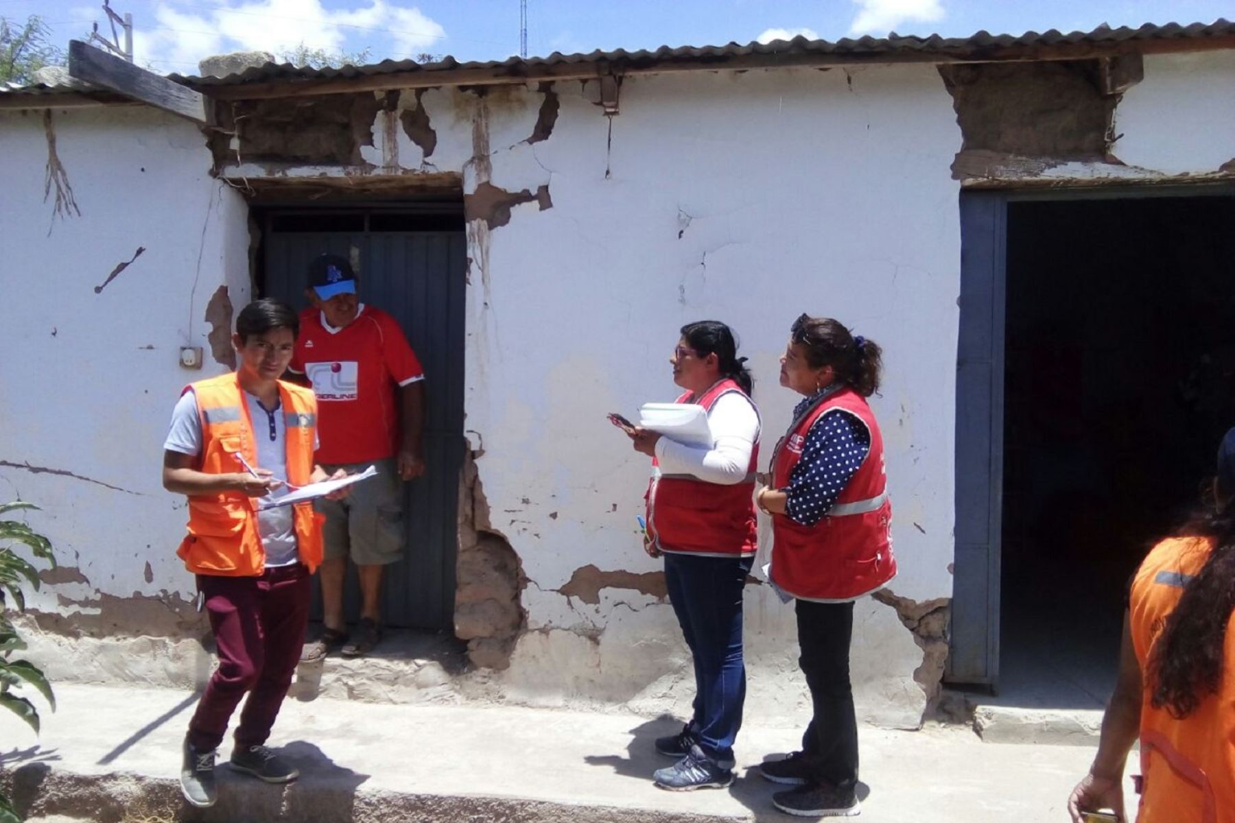 Especialistas del Ministerio de la Mujer visitan a damnificados por el fuerte sismo de magnitud 6.8 ocurrido en Arequipa. ANDINA/Difusión