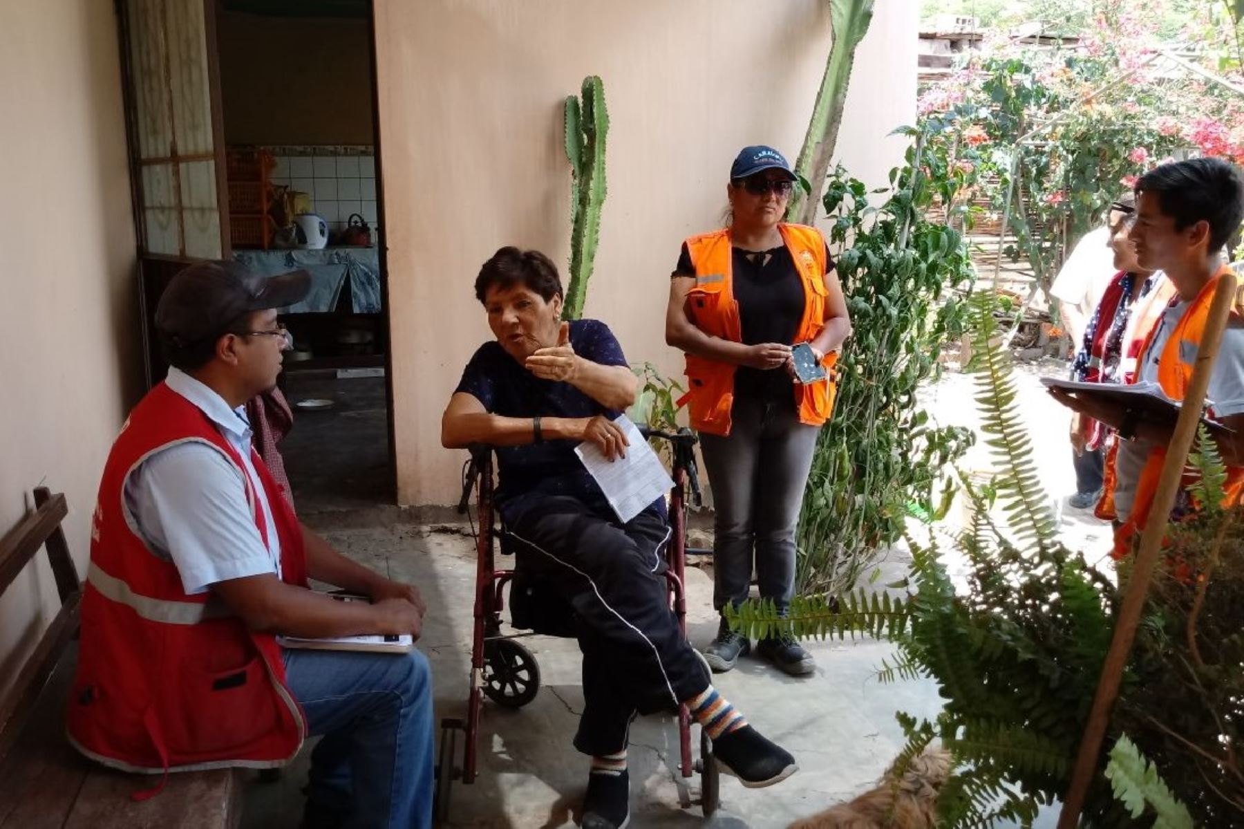 Especialistas del Ministerio de la Mujer visitan a damnificados por el fuerte sismo de magnitud 6.8 ocurrido en Arequipa. ANDINA/Difusión