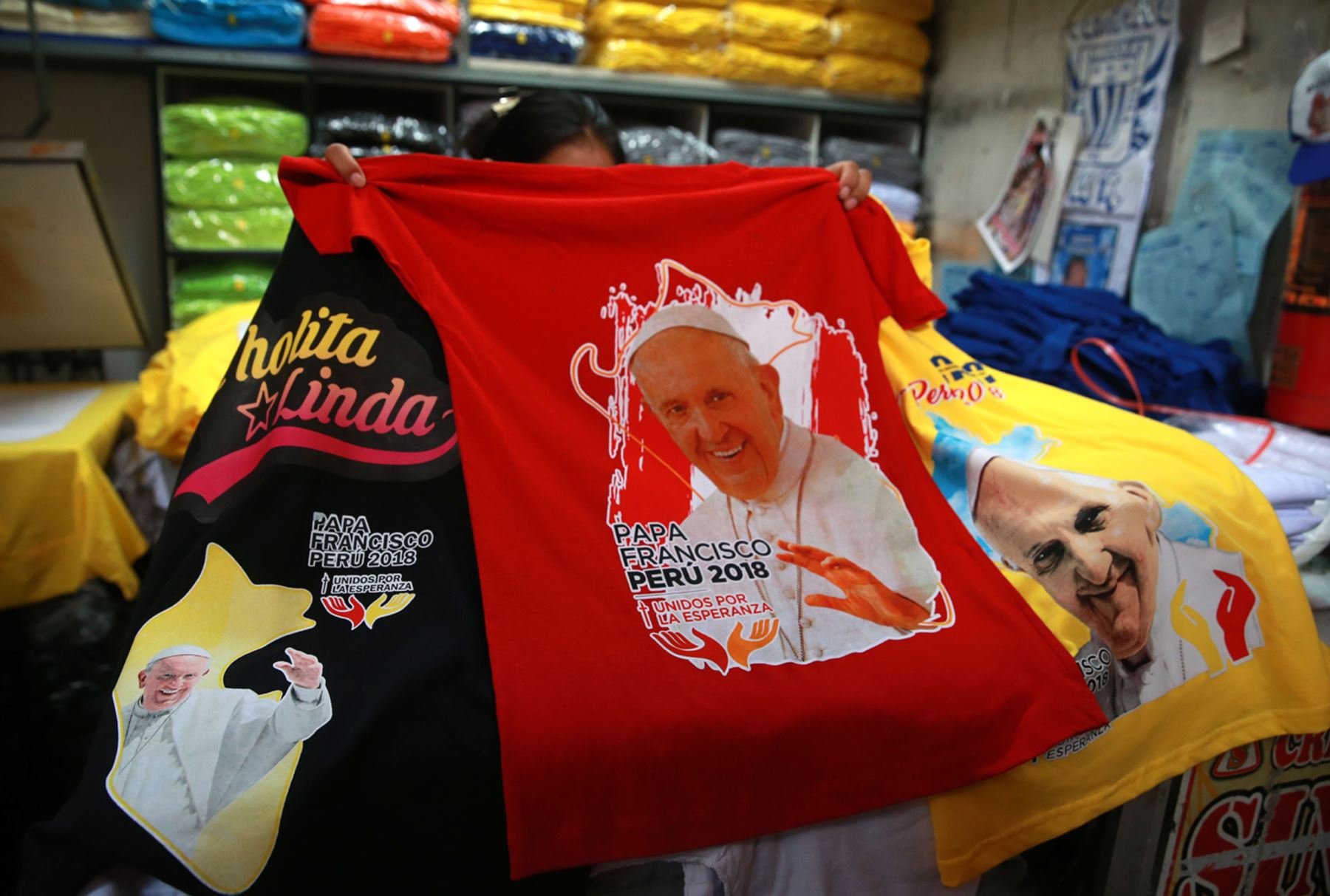 Camisetas del papa Francisco. Foto: ANDINA/Vidal Tarqui