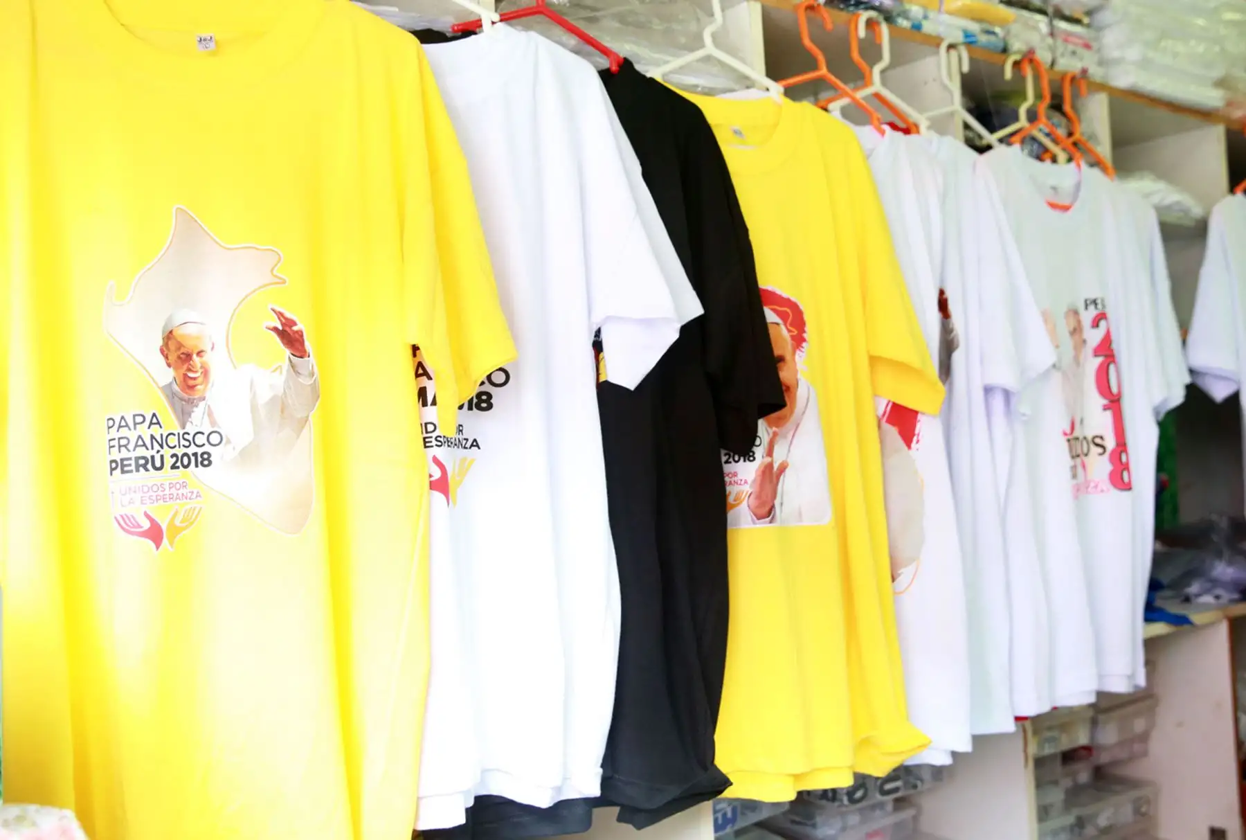 LIMA,PERÚ-ENERO 17.  Emporio Comercial de Gamarra ofrece venta de camisetas con la imagen del Papa Francisco. Foto: ANDINA/Vidal Tarqui