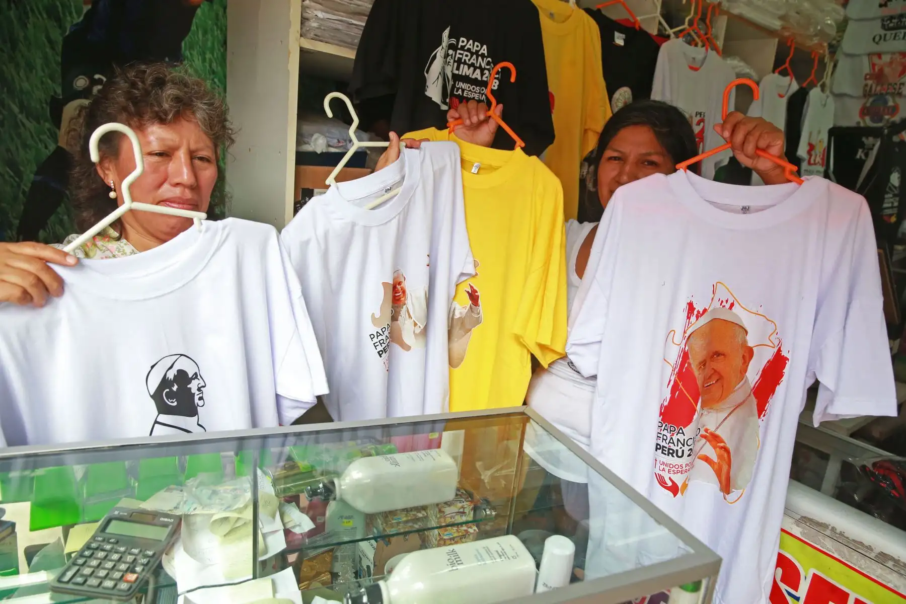 LIMA,PERÚ-ENERO 17.  Emporio Comercial de Gamarra ofrece venta de camisetas con la imagen del Papa Francisco. Foto: ANDINA/Vidal Tarqui