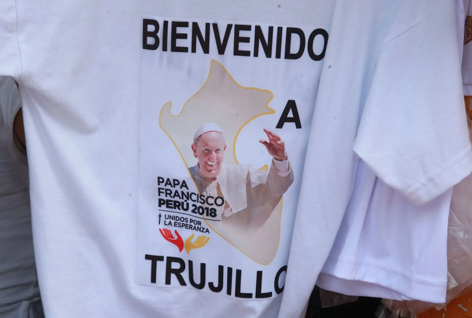 LIMA,PERÚ-ENERO 17.  Emporio Comercial de Gamarra ofrece venta de camisetas con la imagen del Papa Francisco. Foto: ANDINA/Vidal Tarqui