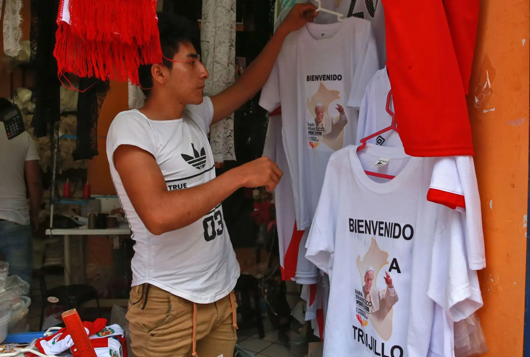 LIMA,PERÚ-ENERO 17.  Emporio Comercial de Gamarra ofrece venta de camisetas con la imagen del Papa Francisco. Foto: ANDINA/Vidal Tarqui