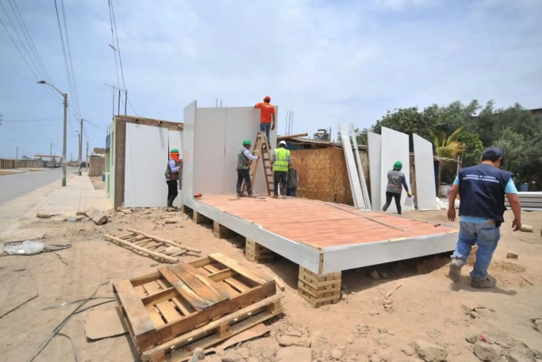 La gobernadora regional de Arequipa, Yamila Osorio, supervisó hoy la instalación de los 20 primeros módulos de vivienda que envió el Ministerio de Vivienda a la provincia de Caravelí, afectada el domingo último por un sismo de 6.8 grados que provocó el colapso de 205 viviendas.