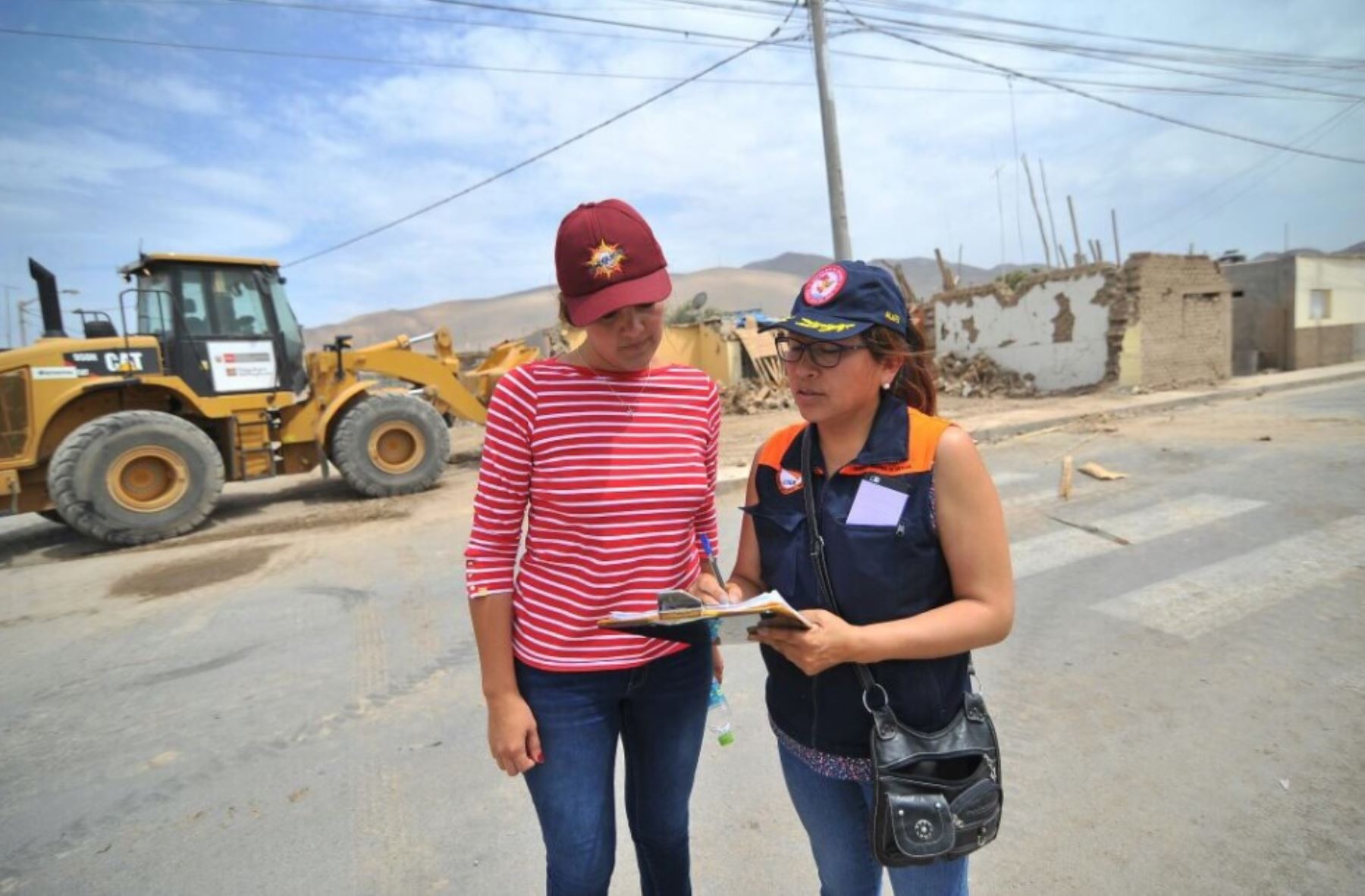 La gobernadora regional de Arequipa, Yamila Osorio, supervisó hoy la instalación de los 20 primeros módulos de vivienda que envió el Ministerio de Vivienda a la provincia de Caravelí, afectada el domingo último por un sismo de 6.8 grados que provocó el colapso de 205 viviendas.