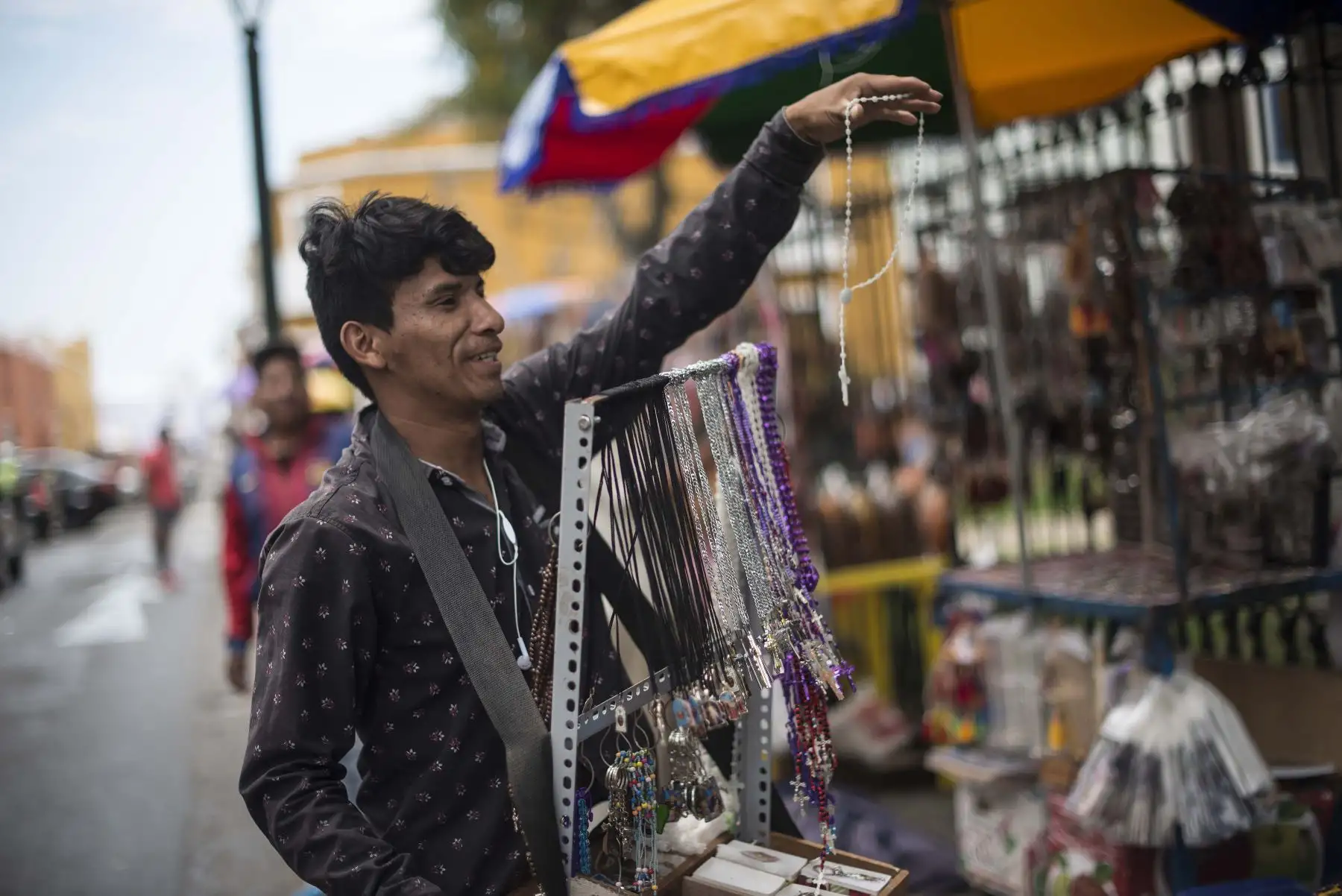 TRUJILLO PERÚ - ENERO 17. Trujillanos se preparan para la visita del Papa Francisco con venta de souvenirs alusivos a su Santidad. Foto: ANDINA/Elias Alfageme