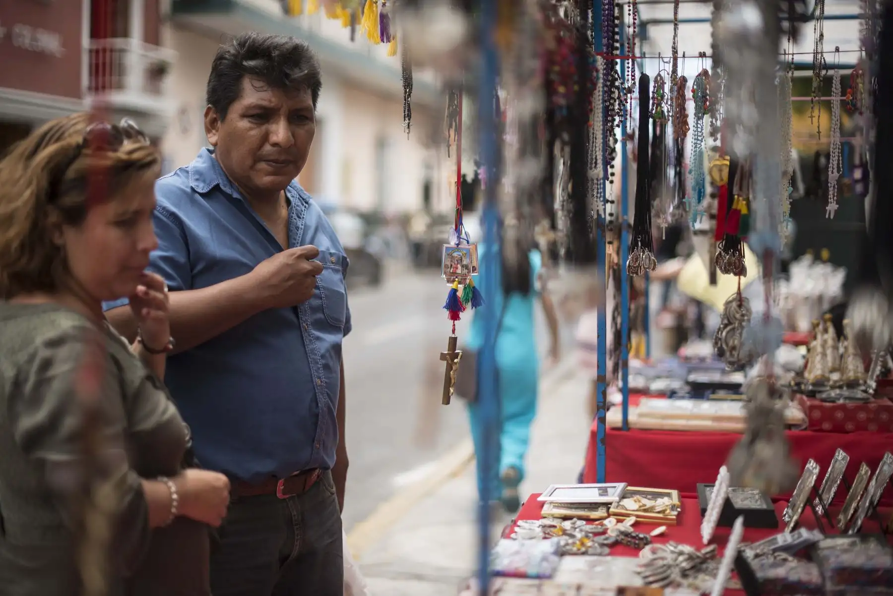 TRUJILLO PERÚ - ENERO 17. Trujillanos se preparan para la visita del Papa Francisco con venta de souvenirs alusivos a su Santidad. Foto: ANDINA/Elias Alfageme