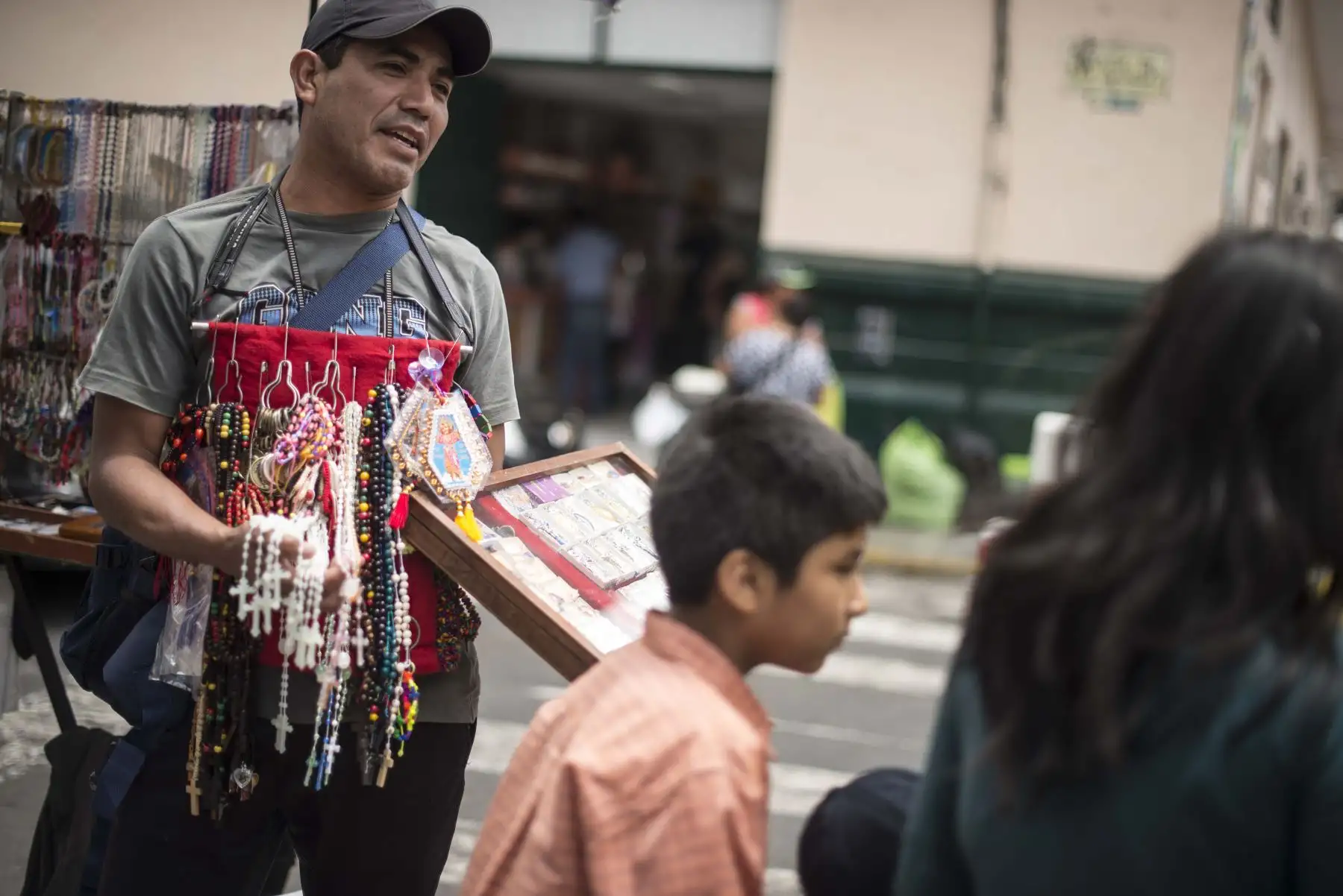 TRUJILLO PERÚ - ENERO 17. Trujillanos se preparan para la visita del Papa Francisco con venta de souvenirs alusivos a su Santidad. Foto: ANDINA/Elias Alfageme