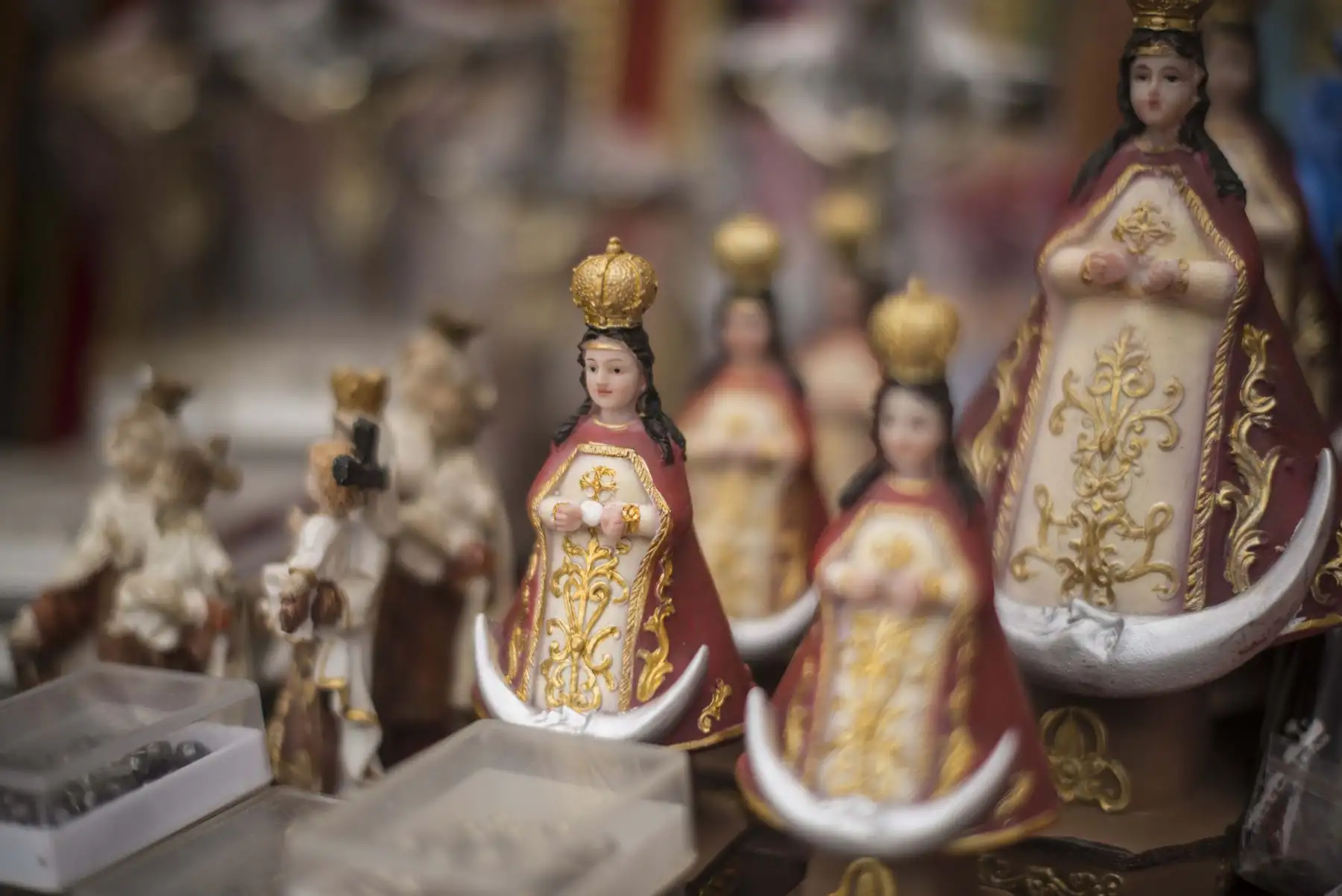 TRUJILLO PERÚ - ENERO 17. Trujillanos se preparan para la visita del Papa Francisco con venta de souvenirs alusivos a su Santidad. Foto: ANDINA/Elias Alfageme