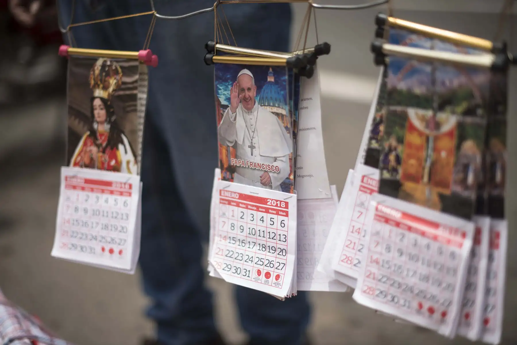 TRUJILLO PERÚ - ENERO 17. Trujillanos se preparan para la visita del Papa Francisco con venta de souvenirs alusivos a su Santidad. Foto: ANDINA/Elias Alfageme
