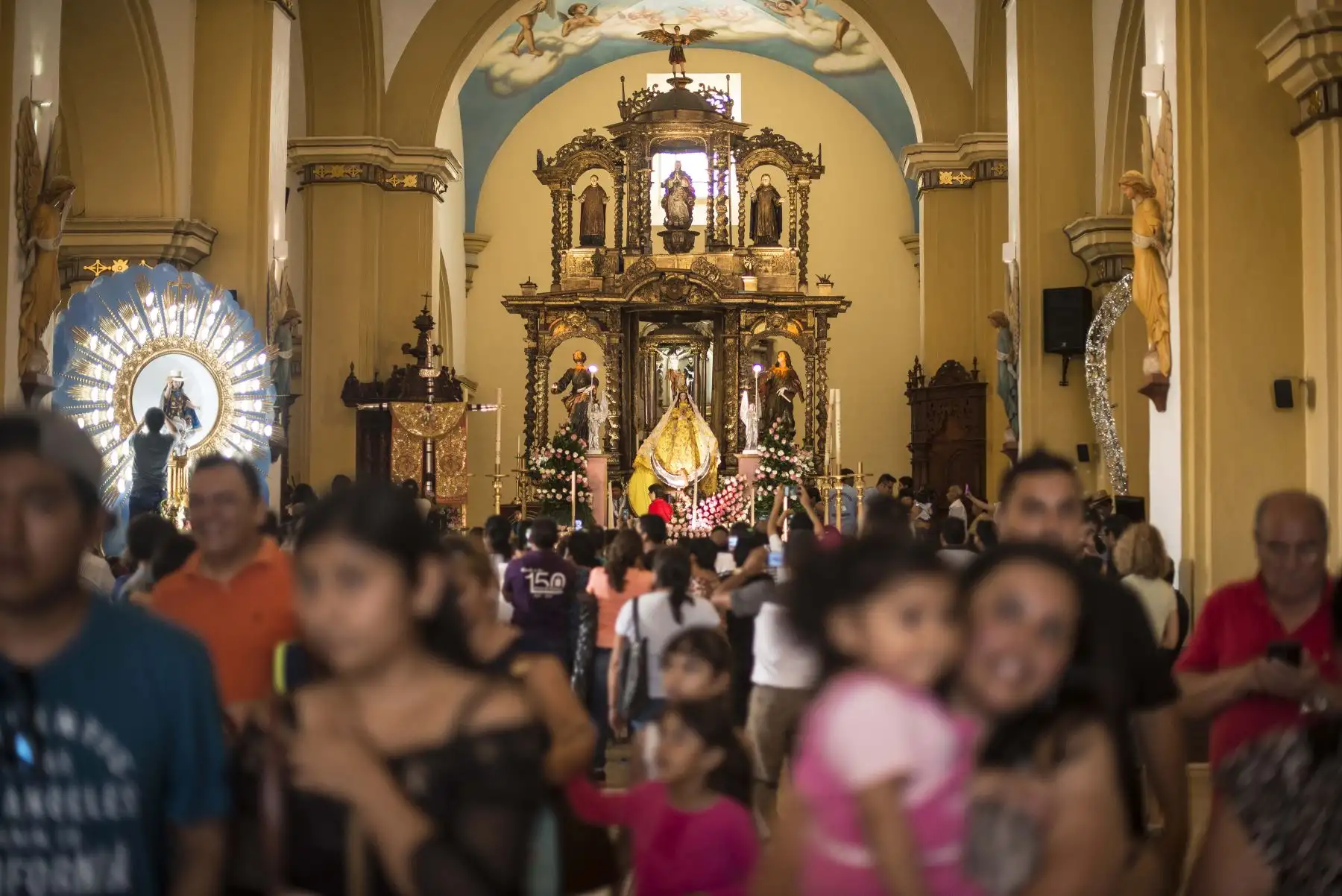 TRUJILLO PERÚ - ENERO 17. Veneradas imágenes de los pueblos del norte peruano, son visitadas por los devotos en la Catedral de Trujillo mientras esperan la llegada del Santo Padre. Foto: ANDINA/Elias Alfageme