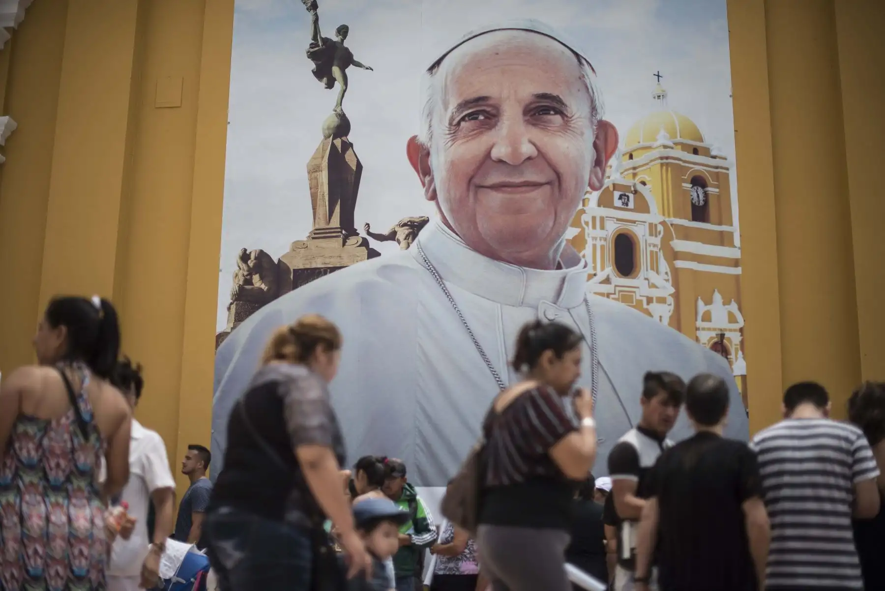 TRUJILLO PERÚ - ENERO 17. Veneradas imágenes de los pueblos del norte peruano, son visitadas por los devotos en la Catedral de Trujillo mientras esperan la llegada del Santo Padre. Foto: ANDINA/Elias Alfageme