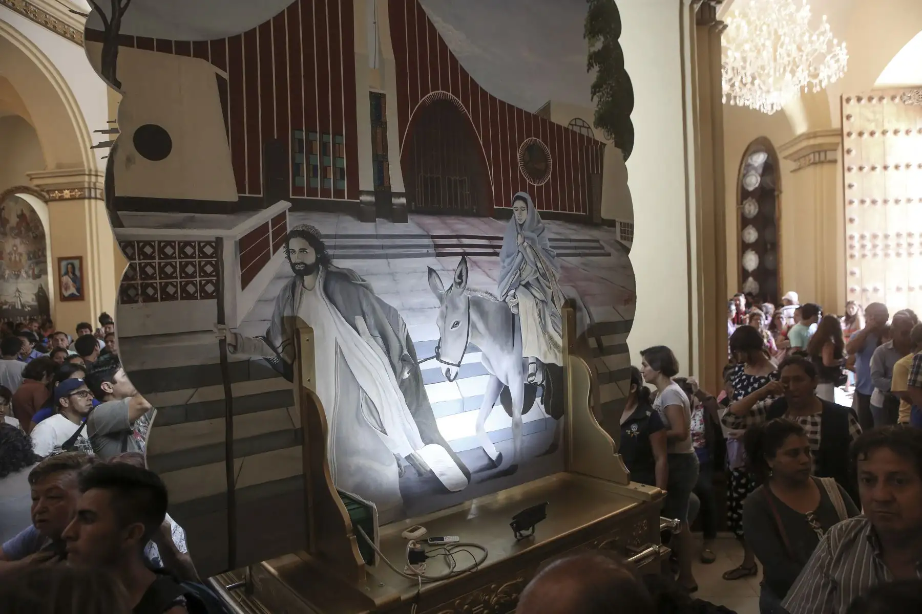 TRUJILLO PERÚ - ENERO 17. Veneradas imágenes de los pueblos del norte peruano, son visitadas por los devotos en la Catedral de Trujillo mientras esperan la llegada del Santo Padre. Foto: ANDINA/Roberto Cáceres
