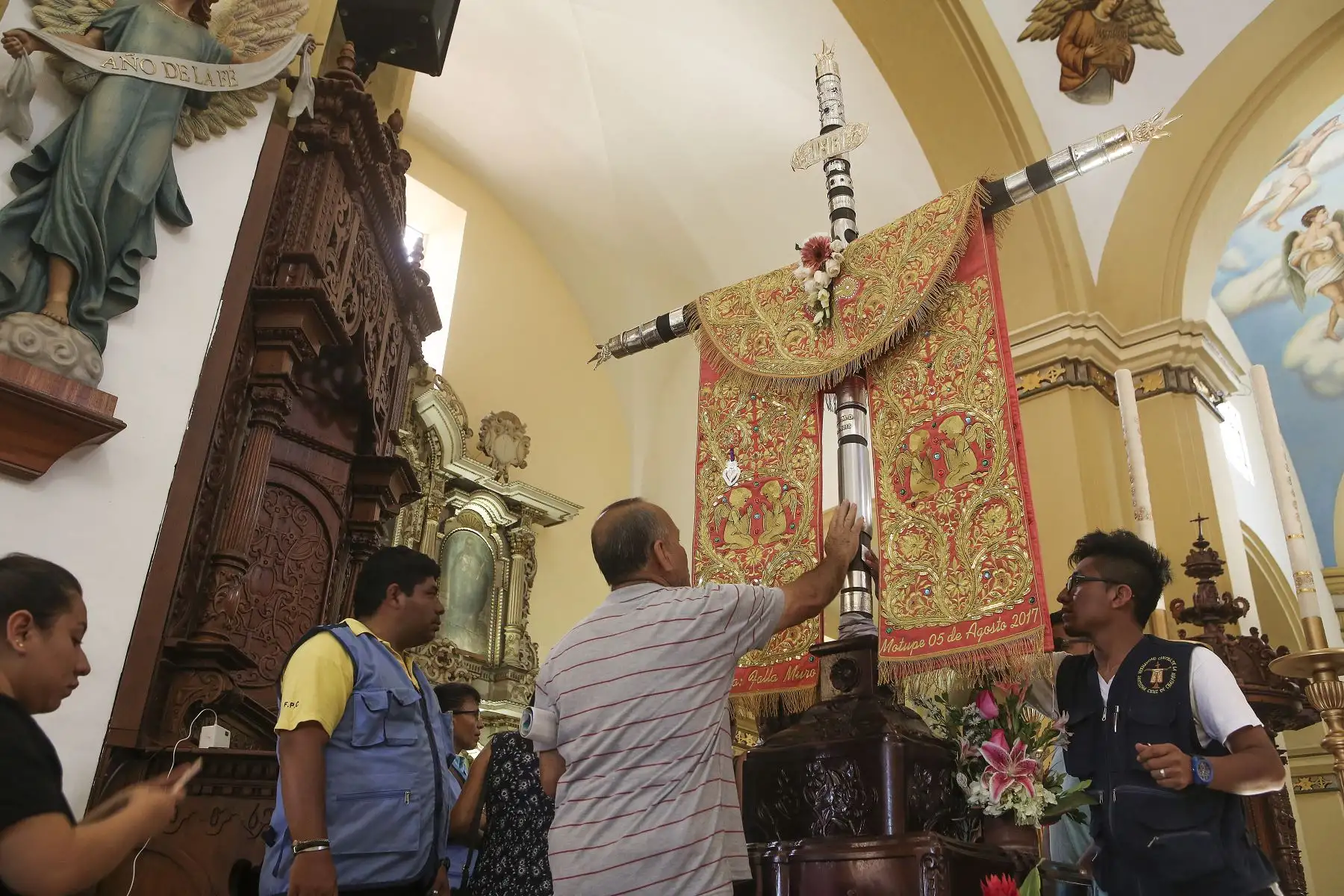 TRUJILLO PERÚ - ENERO 17. Veneradas imágenes de los pueblos del norte peruano, son visitadas por los devotos en la Catedral de Trujillo mientras esperan la llegada del Santo Padre. Foto: ANDINA/Roberto Cáceres