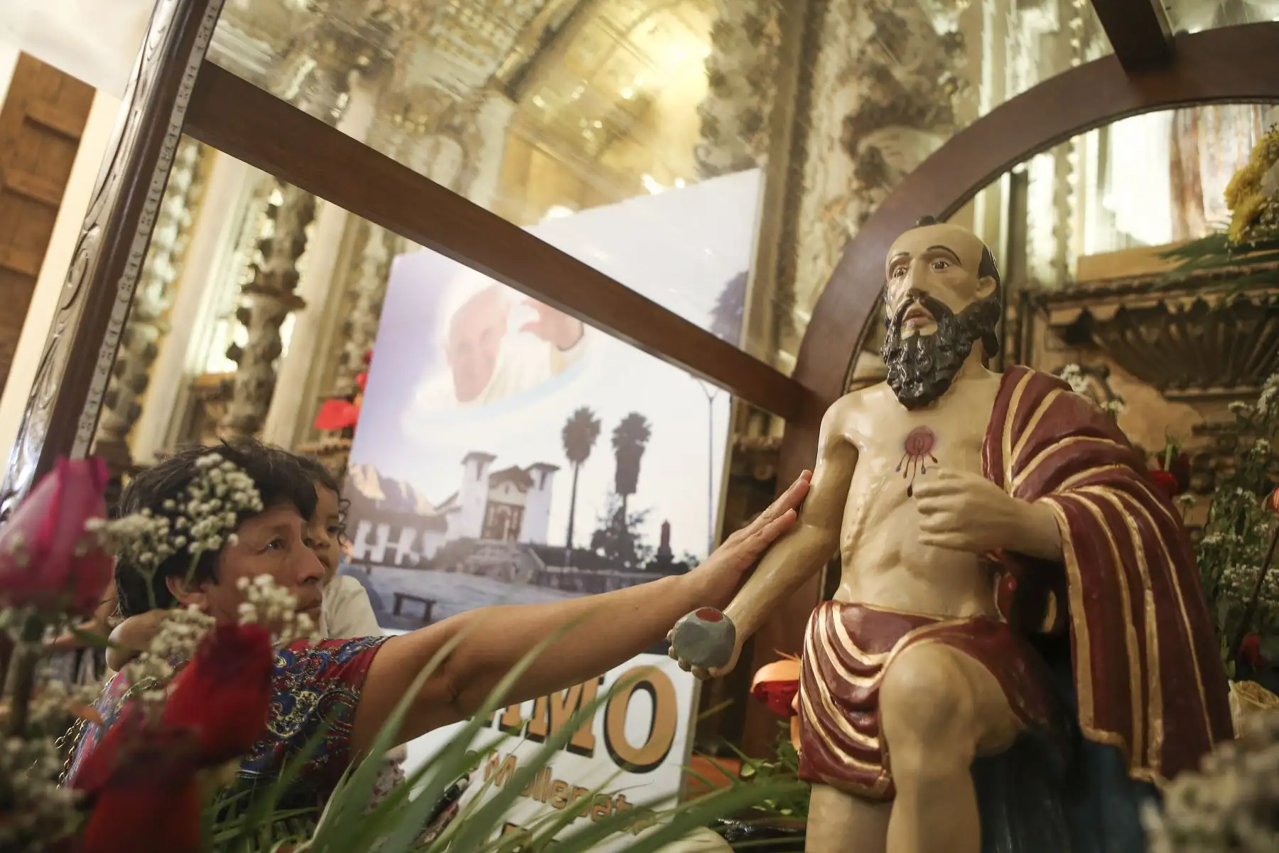 TRUJILLO PERÚ - ENERO 17. Veneradas imágenes de los pueblos del norte peruano, son visitadas por los devotos en la Catedral de Trujillo mientras esperan la llegada del Santo Padre. Foto: ANDINA/Roberto Cáceres