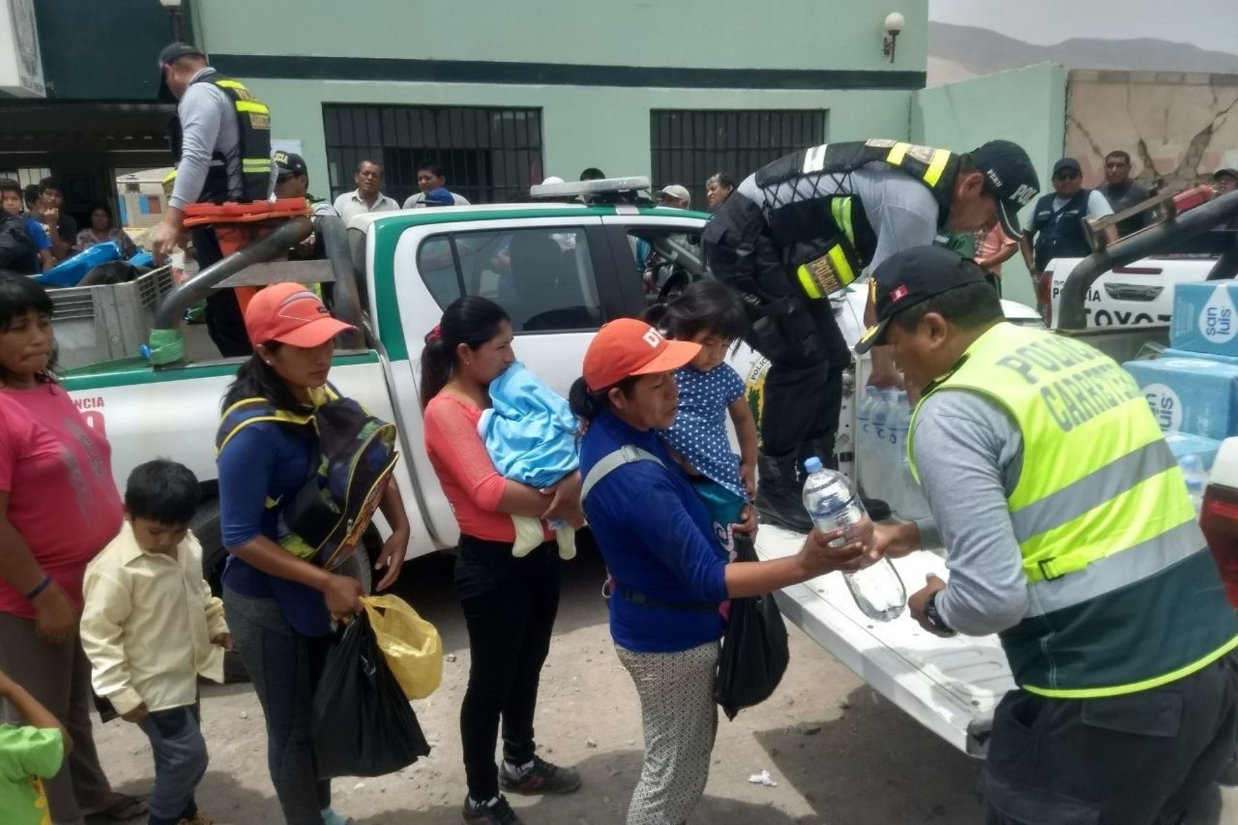 Más de una tonelada de pescado y provisiones de agua embotellada repartió la Policía Nacional a los pobladores de la provincia de Caravelí, en Arequipa, que fueron afectados por el sismo de 6.8 grados de magnitud que afectó a dicha región el domingo último.