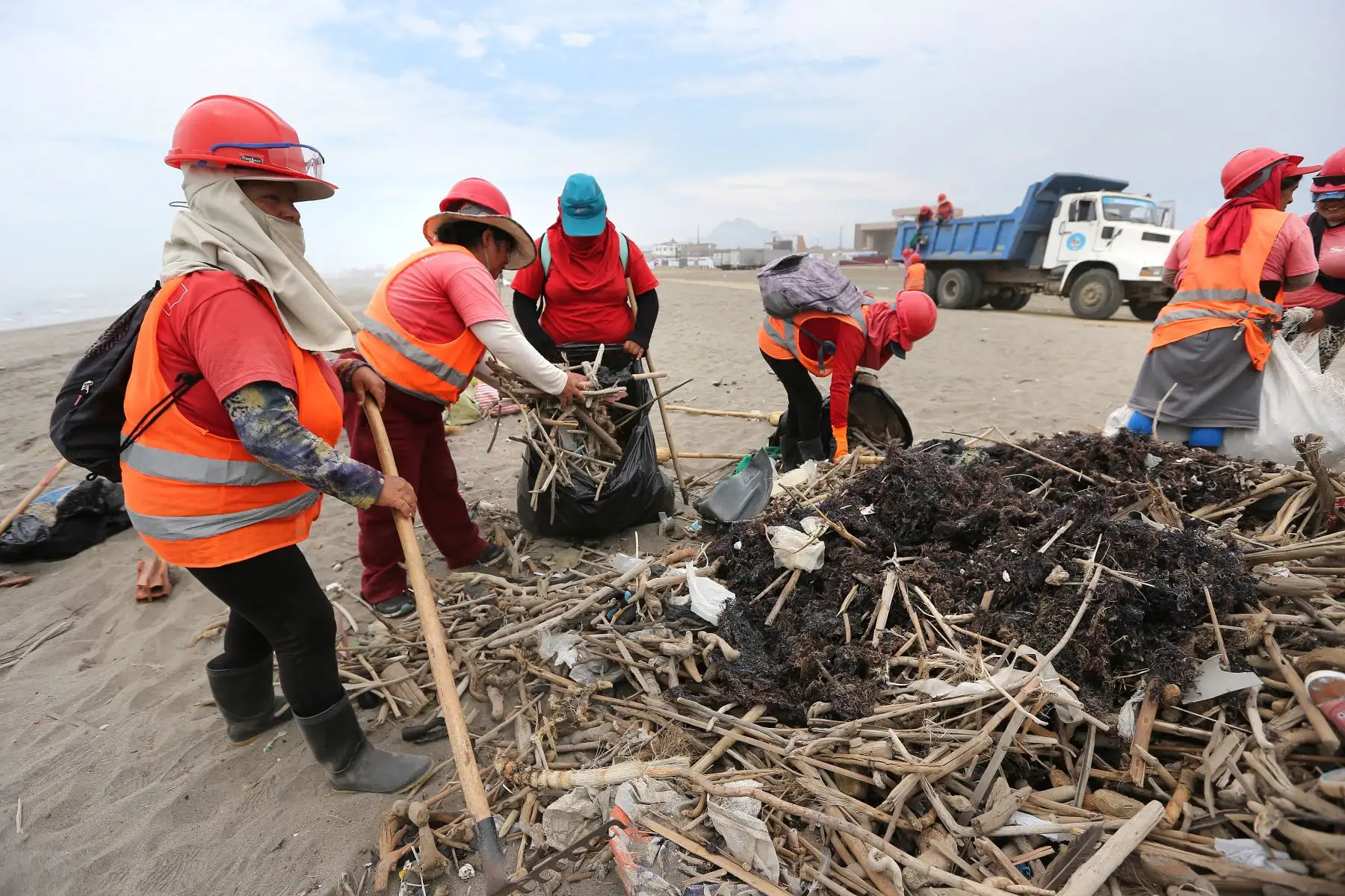 TRUJILLO PERÚ - ENERO 17. El balneario Huanchaco se prepara para la Misa del Papa Francisco. Foto: ANDINA/Pavel Ugaz