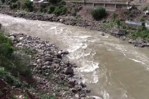 Un conductor desapareció y cinco personas, entre ellos dos niños, quedaron heridos tras el despiste y vuelco de un auto en el kilómetro 181 de la carretera Huancayo-Huancavelica, a la altura del distrito de Cuenca, en circunstancias que se registraba una intensa lluvia.