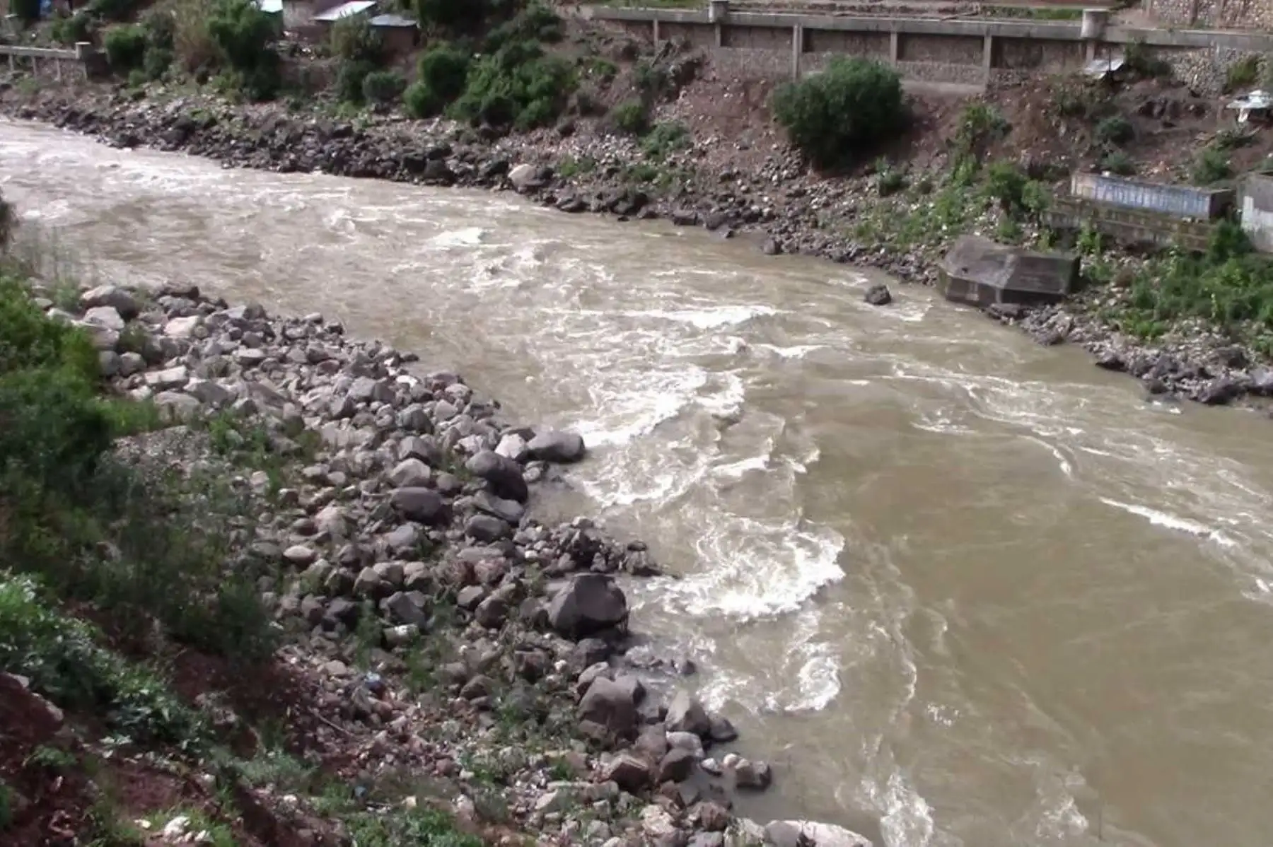 Un conductor desapareció y cinco personas, entre ellos dos niños, quedaron heridos tras el despiste y vuelco de un auto en el kilómetro 181 de la carretera Huancayo-Huancavelica, a la altura del distrito de Cuenca, en circunstancias que se registraba una intensa lluvia.