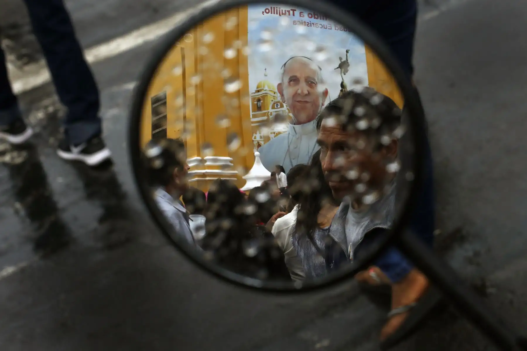 TRUJILLO PERÚ - ENERO 17. Trujillanos se preparan para la visita del Papa Francisco con venta de souvenirs alusivos a su Santidad. Foto: ANDINA/ Paul Vallejos