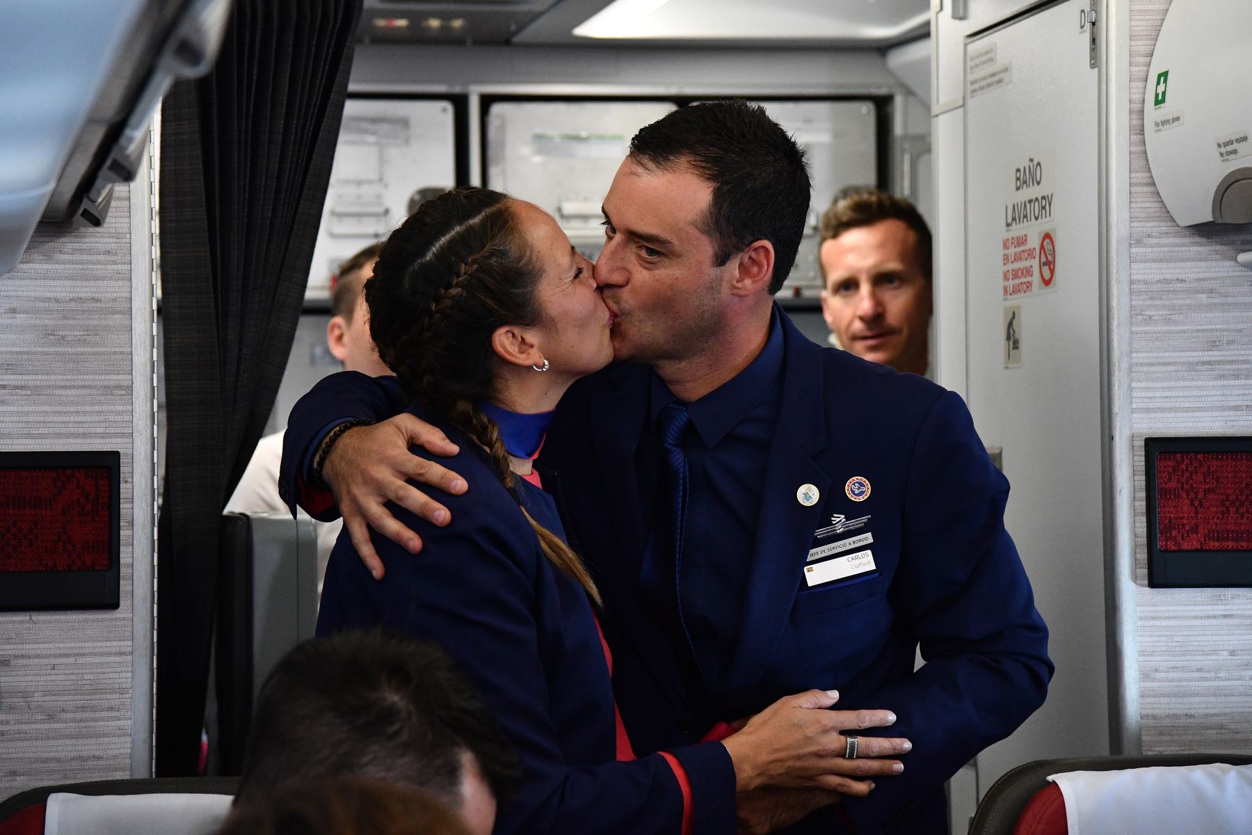 8/01/2018   Los miembros de la tripulación de Latam Paula Podest y Carlos Ciufffardi sonríen después de que el Papa Francisco los casara durante el vuelo entre Santiago y la ciudad norteña de Iquique. Foto: AFP.