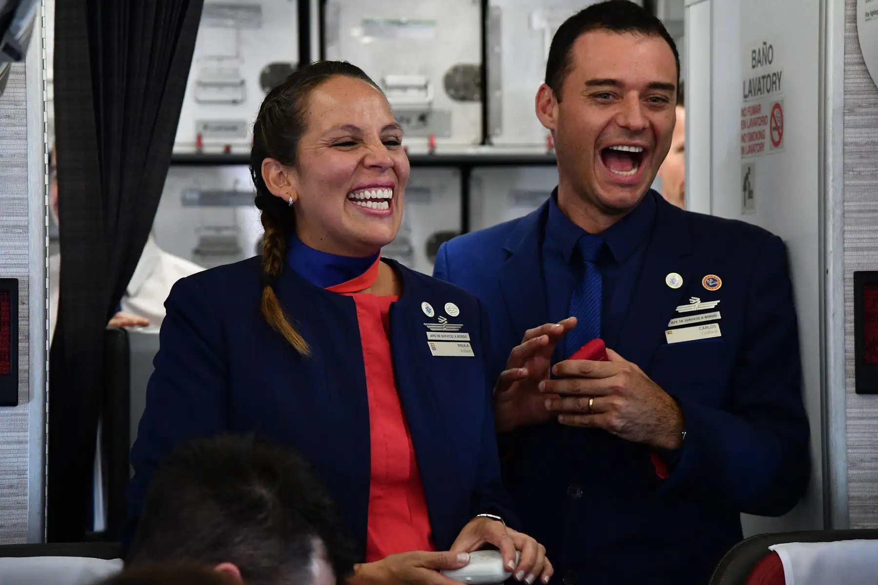 Los miembros de la tripulación de Latam,  Paula Podest y Carlos Ciufffardi sonríen después que el Papa Francisco los casara durante el vuelo entre Santiago y la ciudad norteña de Iquique.  Foto: AFP