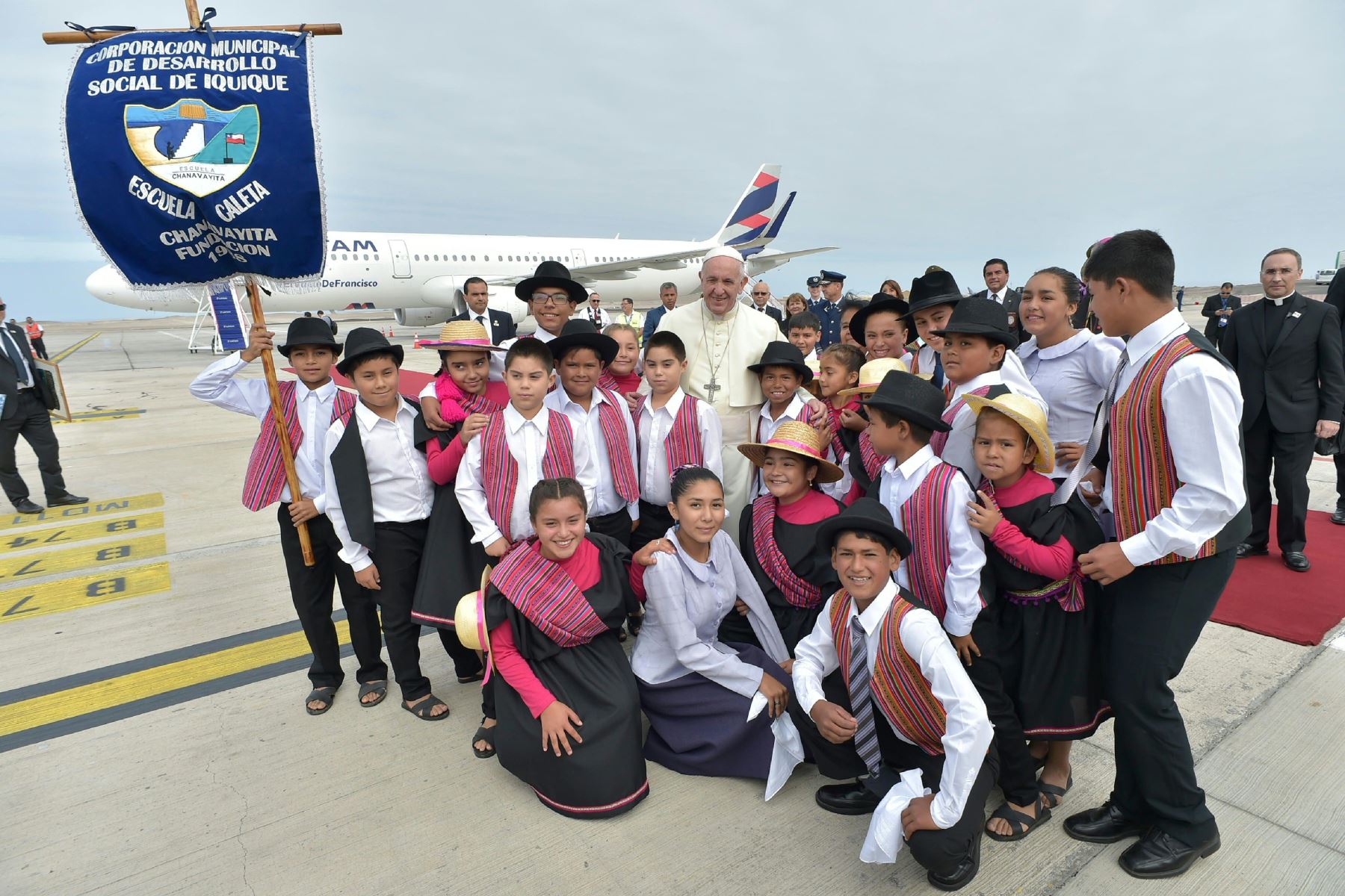 El Papa Francisco y niños en el aeropuerto de Iquique. Foto: AFP