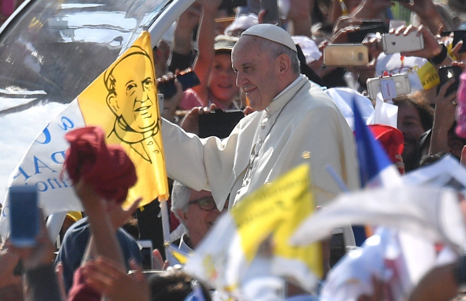 18/01/2018   Fieles saludan la llegada del Papa Francisco en Iquique. Foto: Efe.